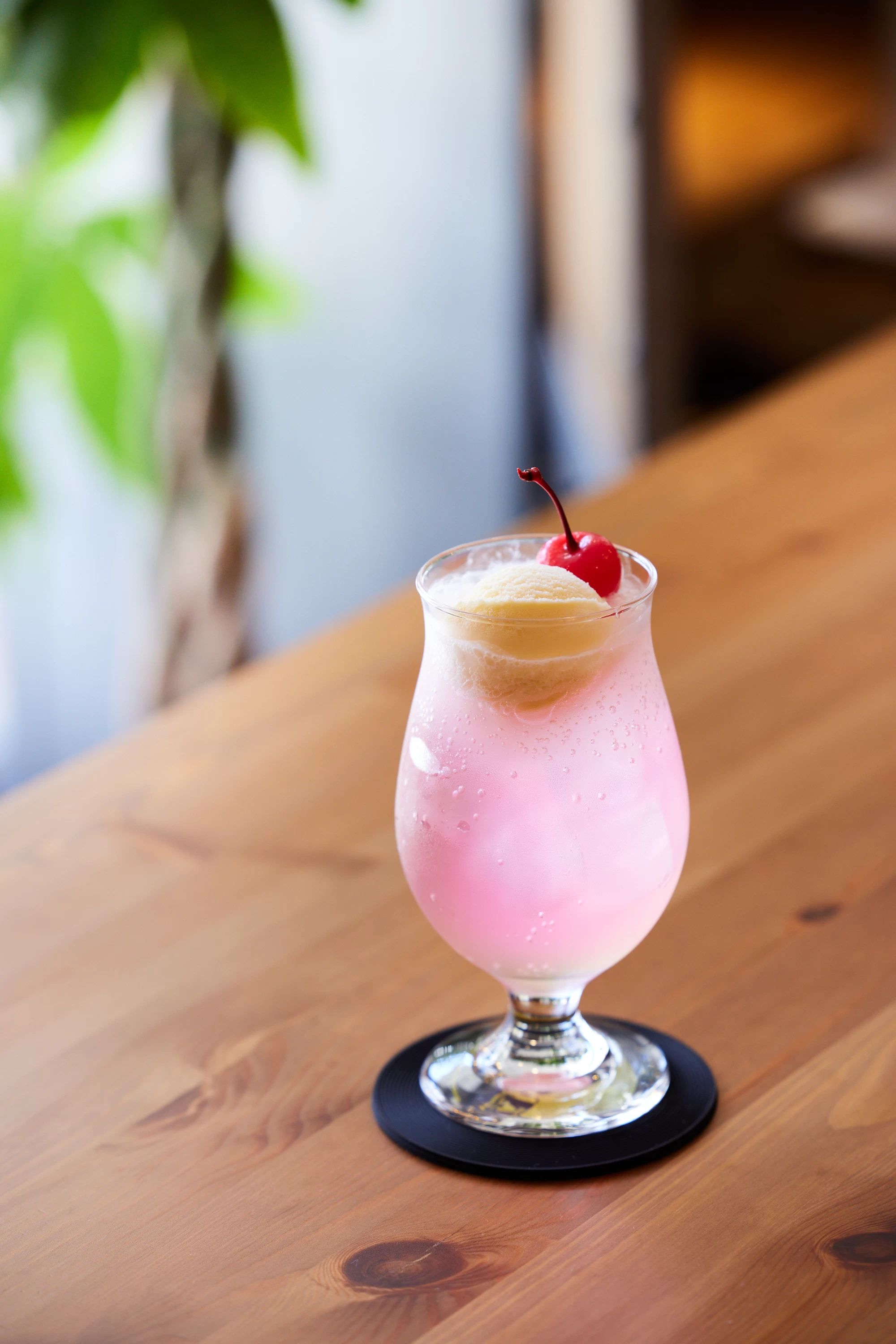 白桃の果汁入りシロップをソーダで割った桃のクリームソーダ550円