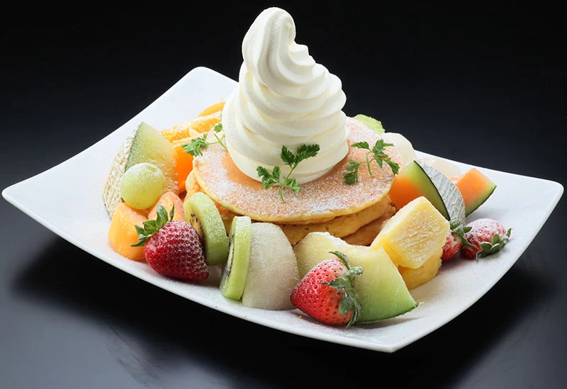 フルーツいっぱいのパンケーキ