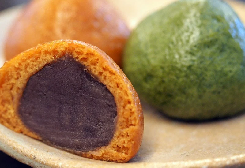 名物の温泉まんじゅう