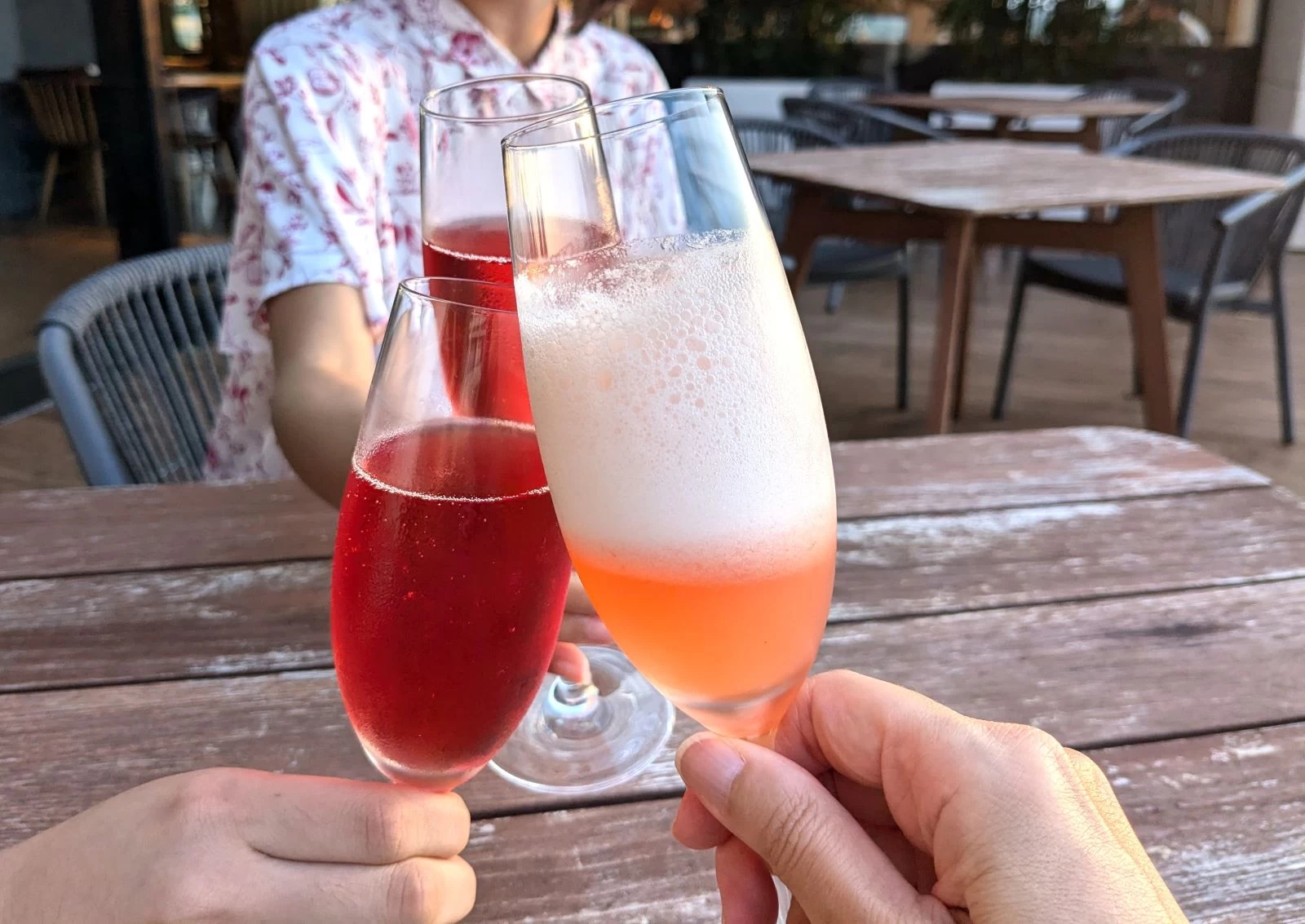 1杯目はテラスで乾杯（現地にて撮影）