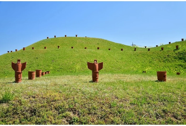 埴輪のレプリカが並ぶ墳丘