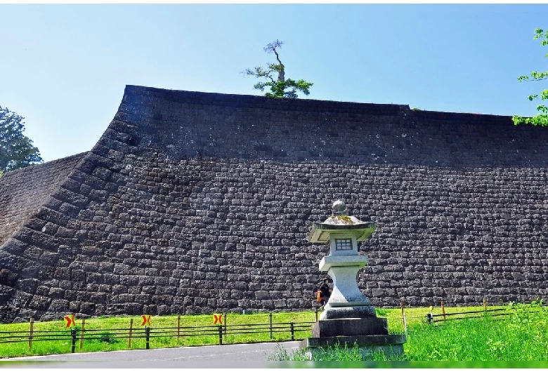 往時をしのばせる石垣