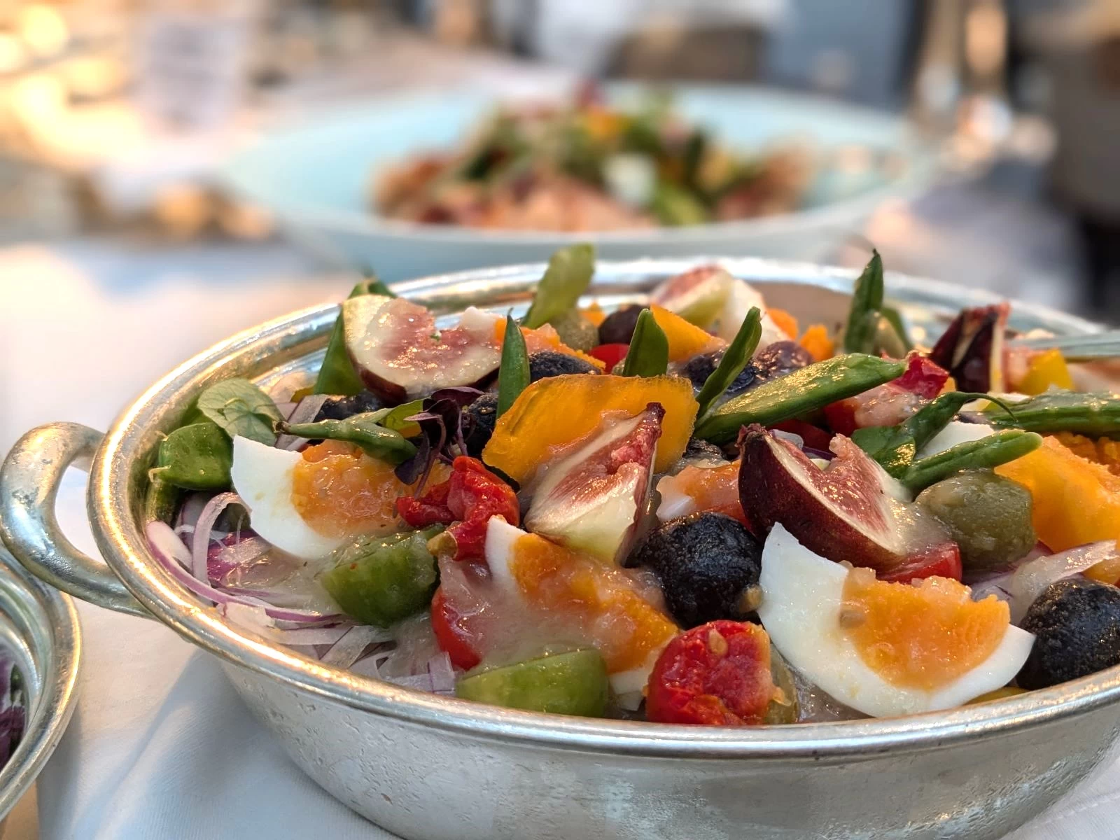 旬の野菜や果物を使った料理（現地にて撮影）