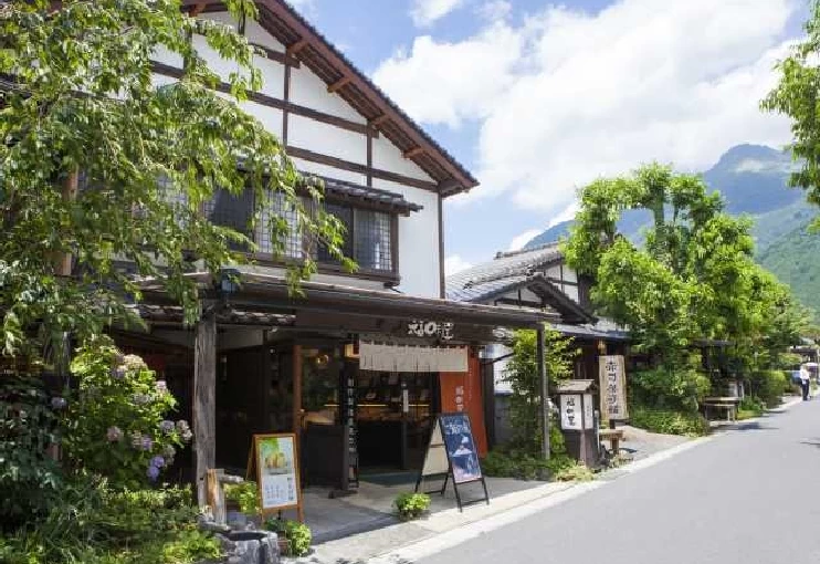 食事処や土産物店などが並ぶ