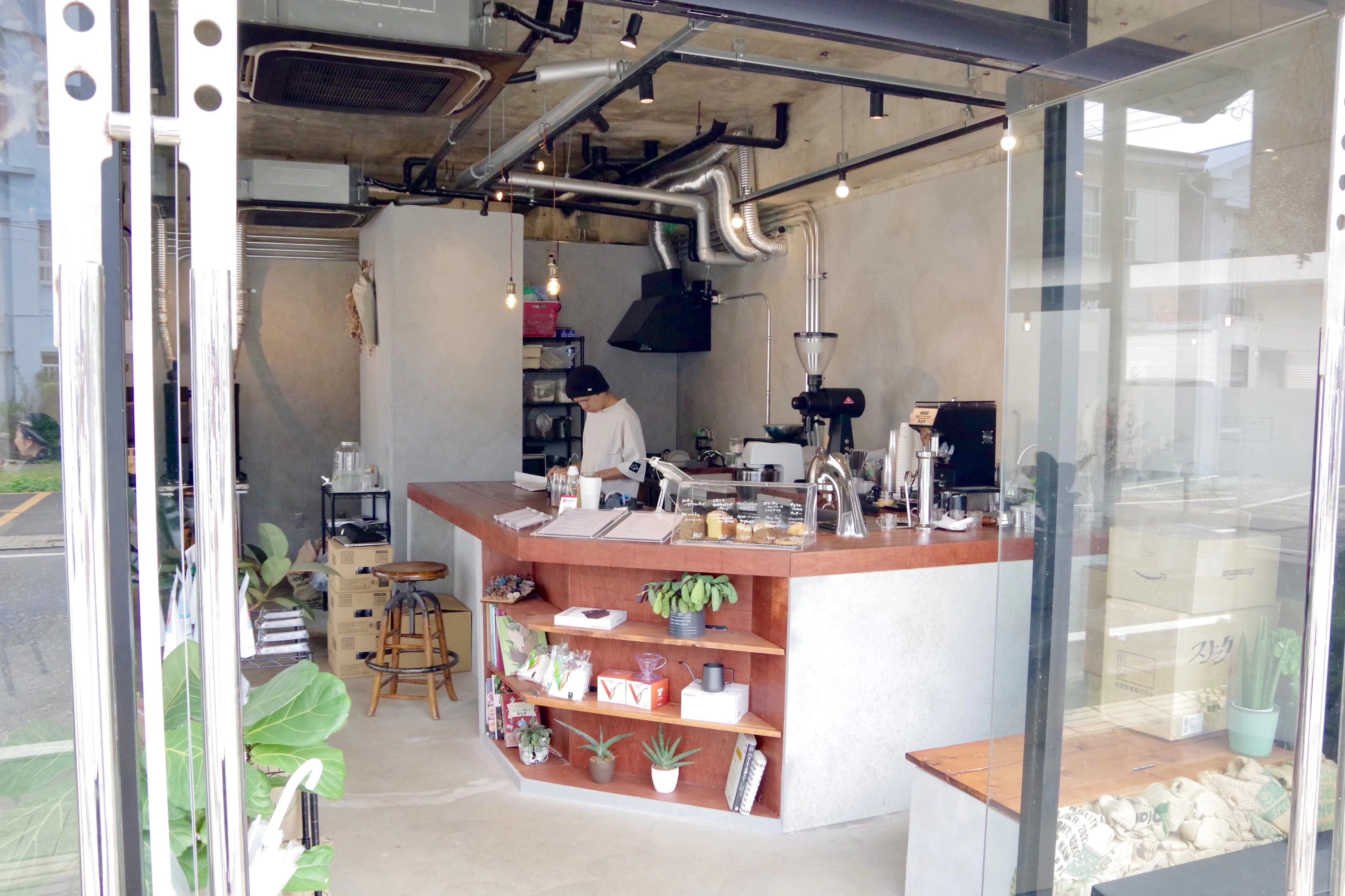 外から見た店内