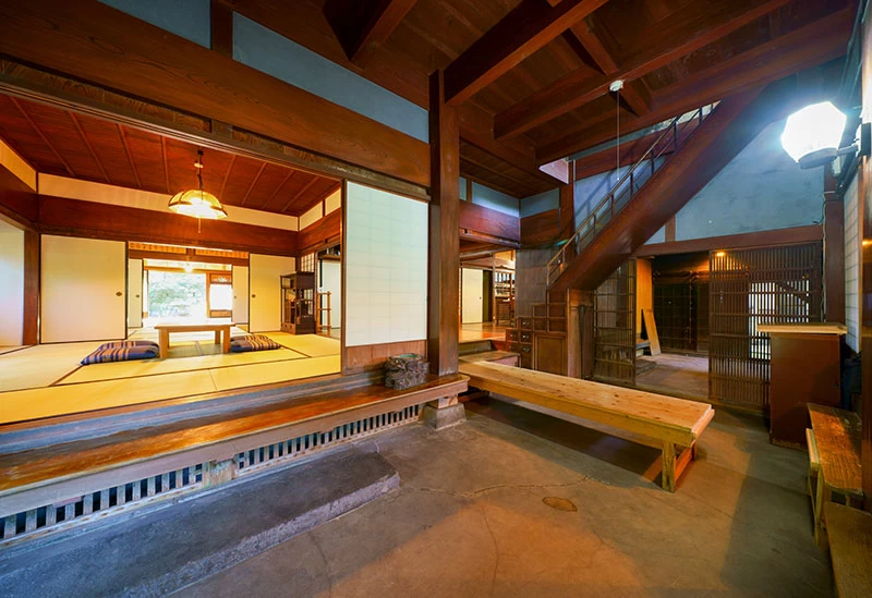 ケヤキの大黒柱がある大きな屋敷に泊まる