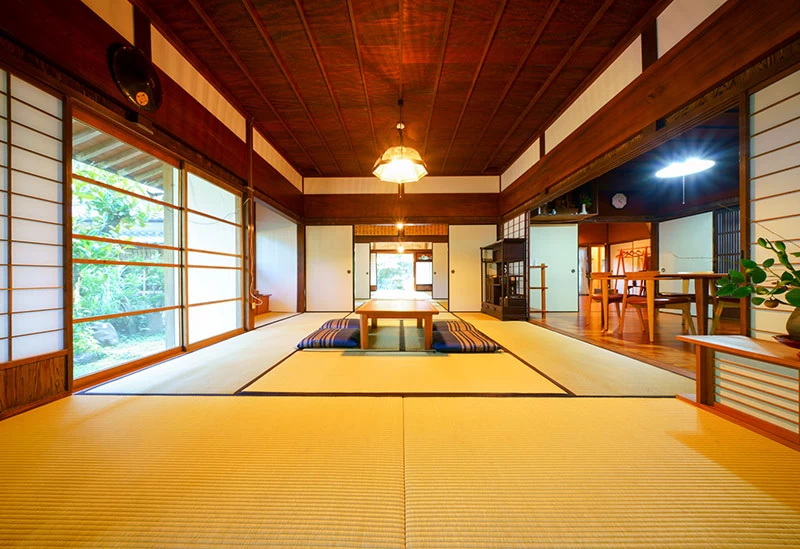 裏の竹林から風が揺れる音が聞こえる