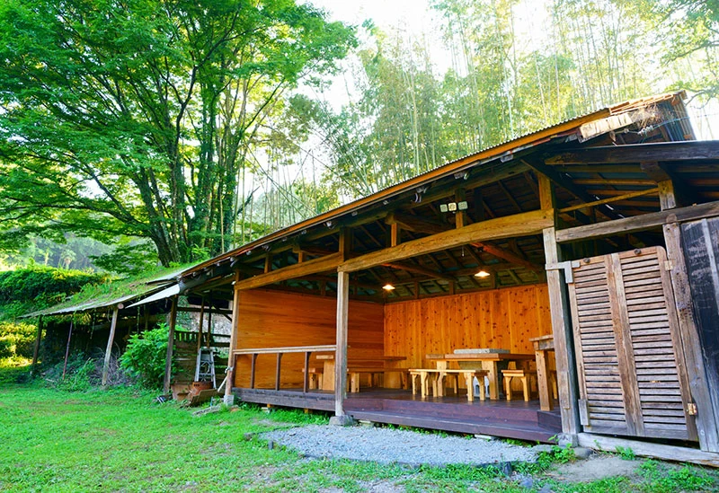 屋根のあるバーベキューハウスで楽しむ