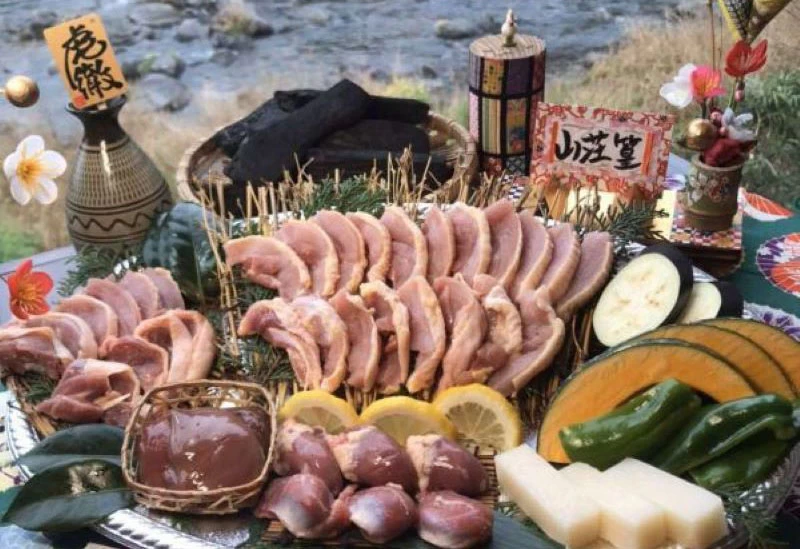 夕食付きのプランで地鶏の炭火焼きを