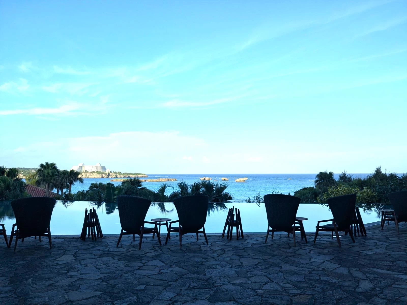 お天気が良ければ水盤テラスで（現地にて撮影）