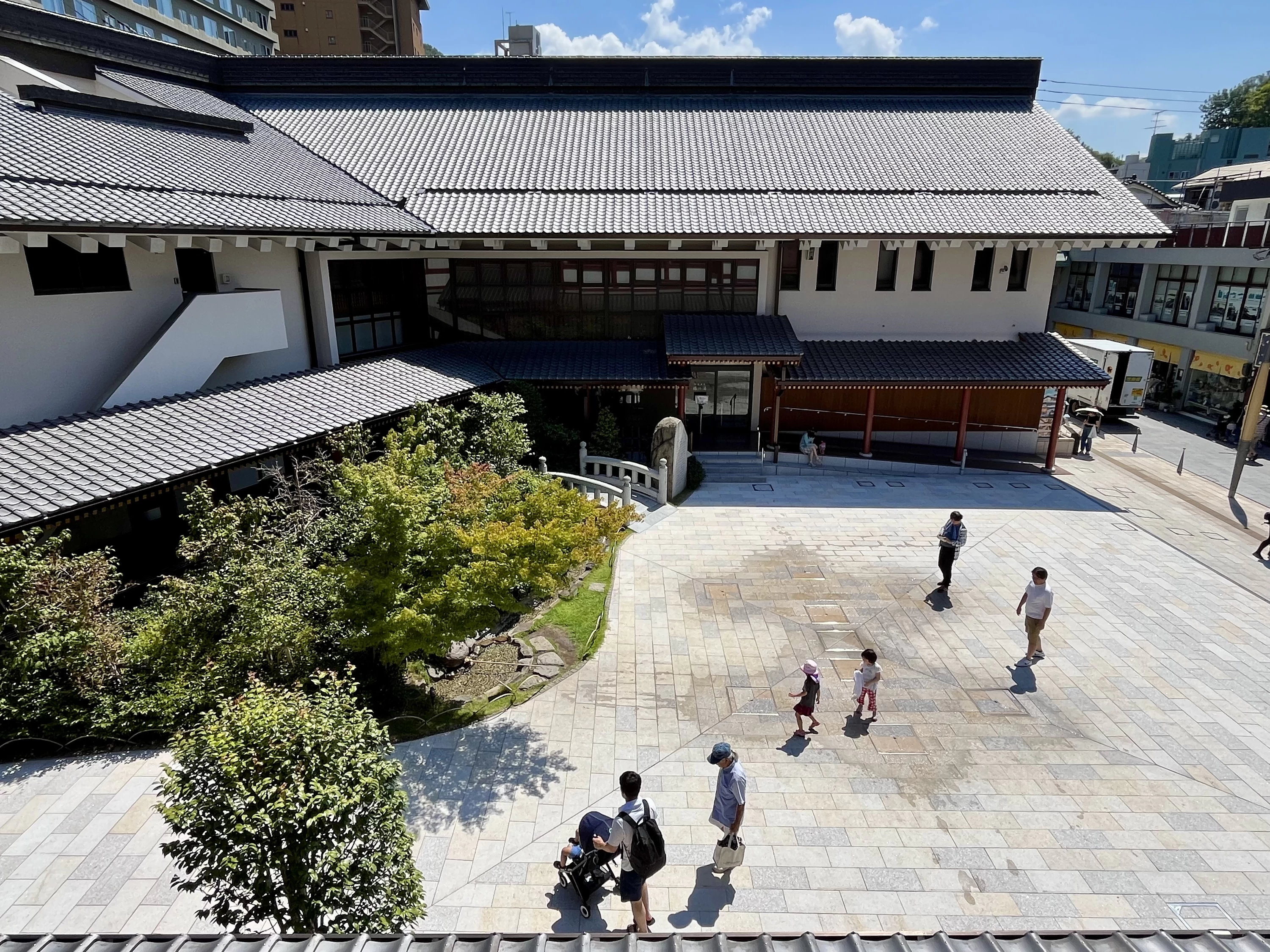 中庭（現地にて撮影）