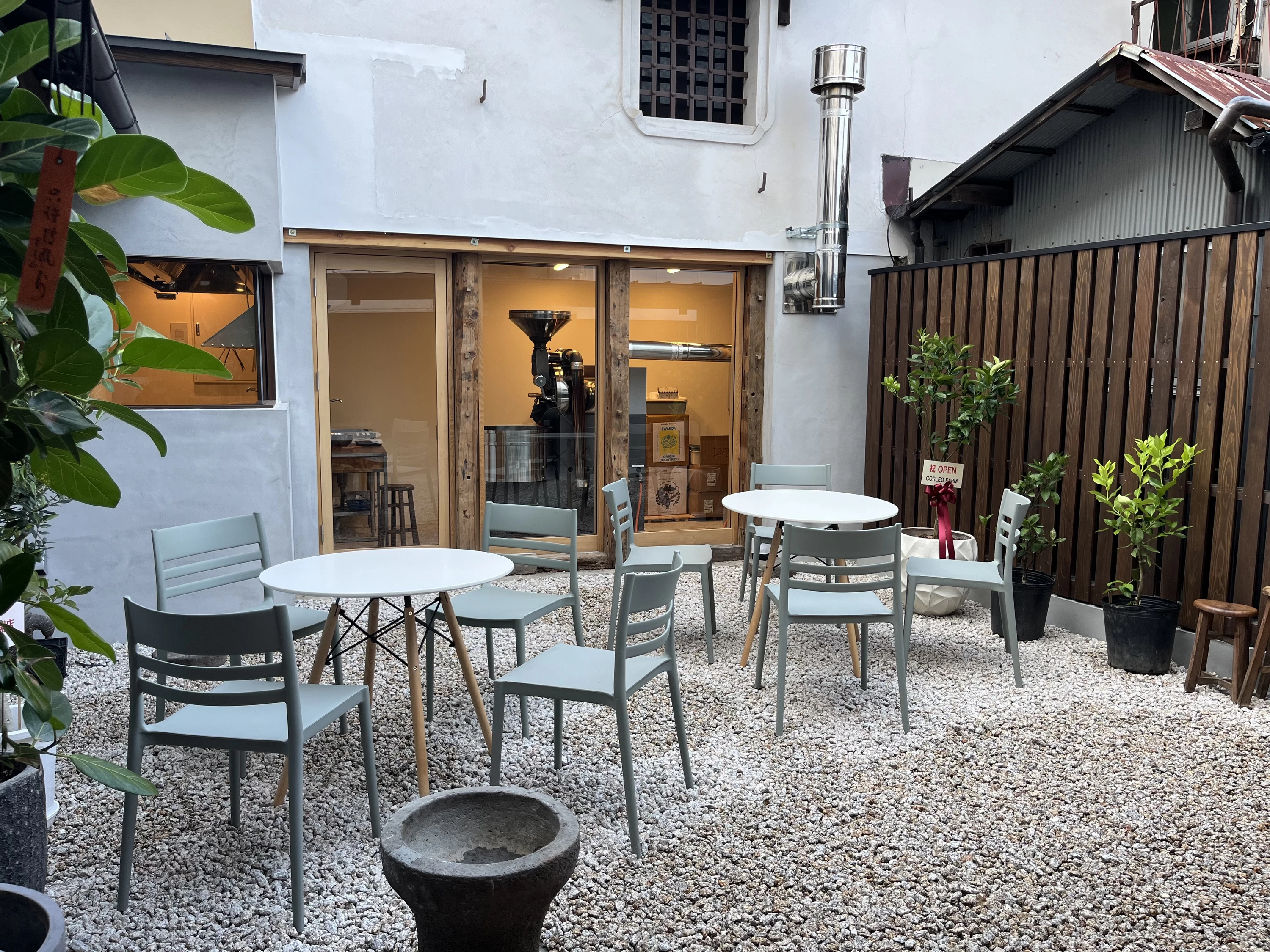 中庭の席（現地にて撮影）