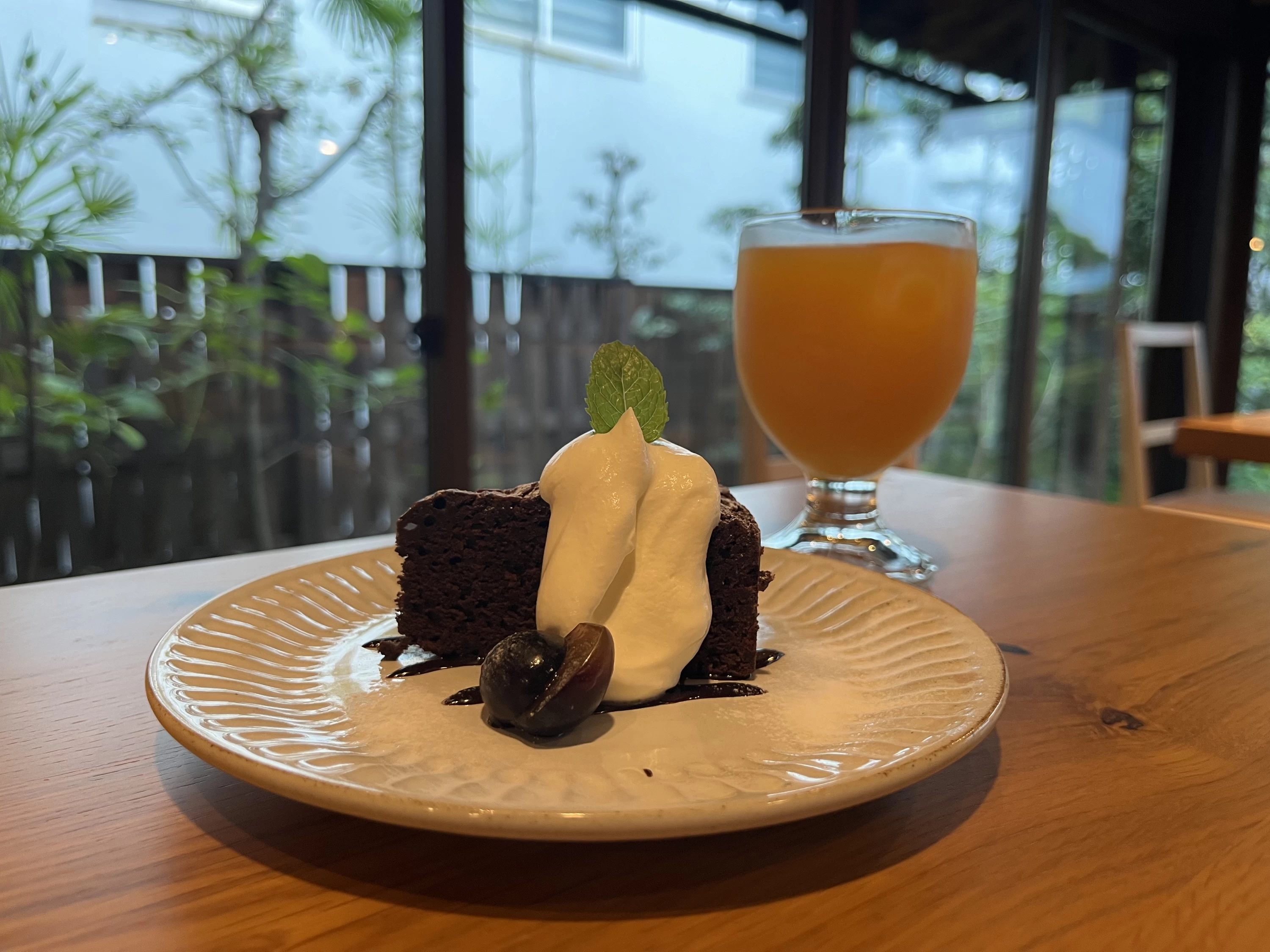 ガトーショコラとみかんジュース（現地にて撮影）