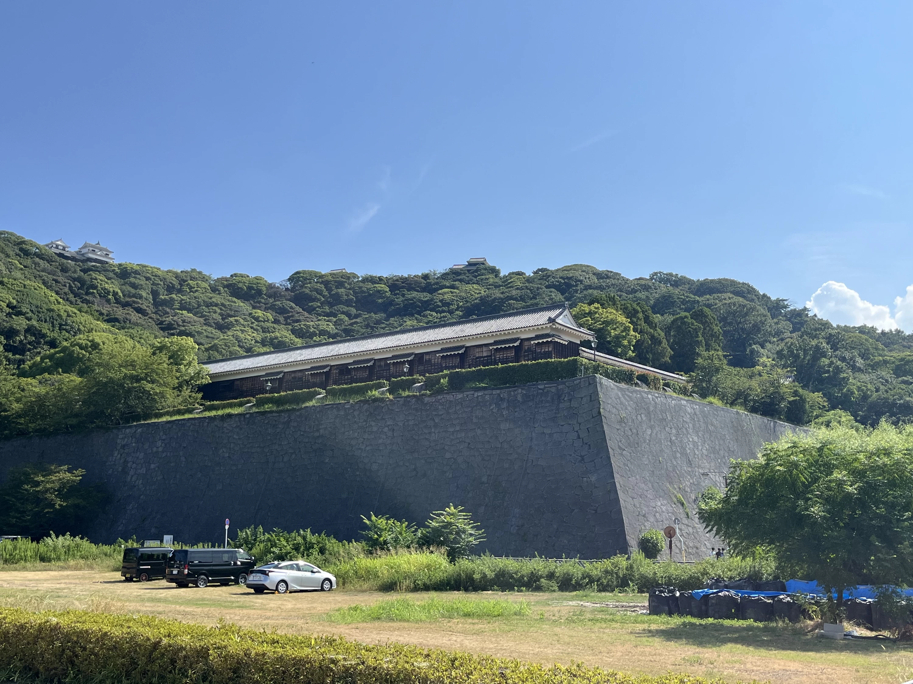 三ノ丸から望む二ノ丸（現地にて撮影）