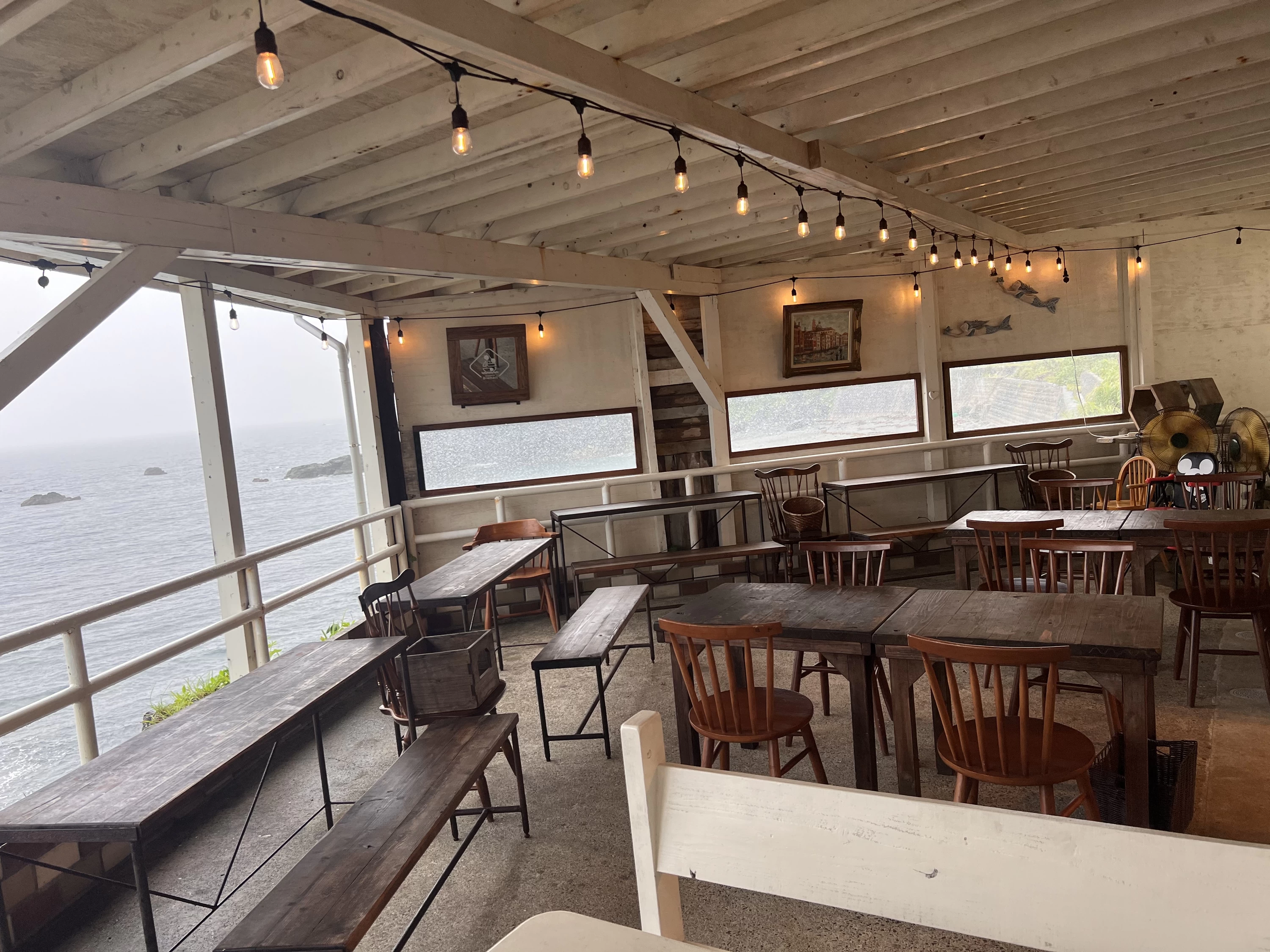 海を望む店内