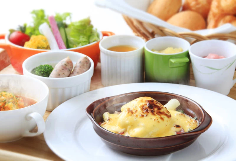 朝は地元の食材を盛り込んだ和洋食