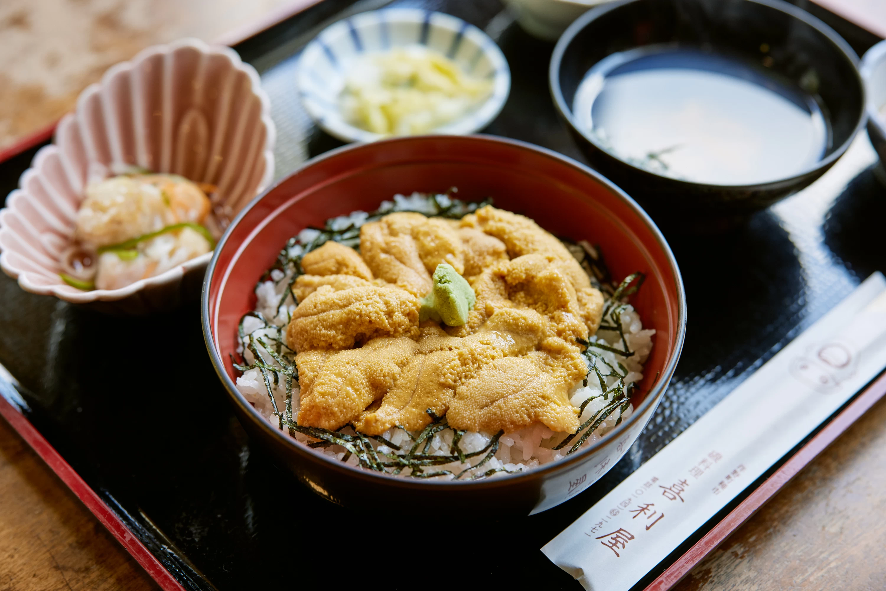 生ウニ丼はウニが旬を迎える例年5～8月上旬限定