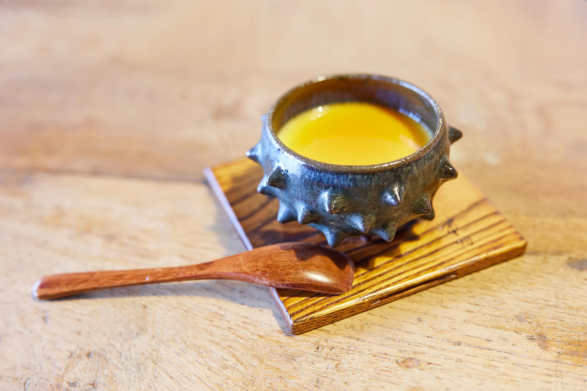 プリン（300円）。ウニの形のカップは店内で購入も可能