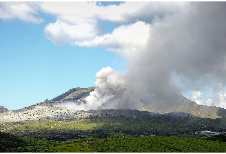 噴煙を上げて活動する中岳