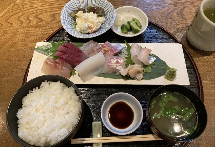 刺身ランチ（ランチメニューは平日のみ）