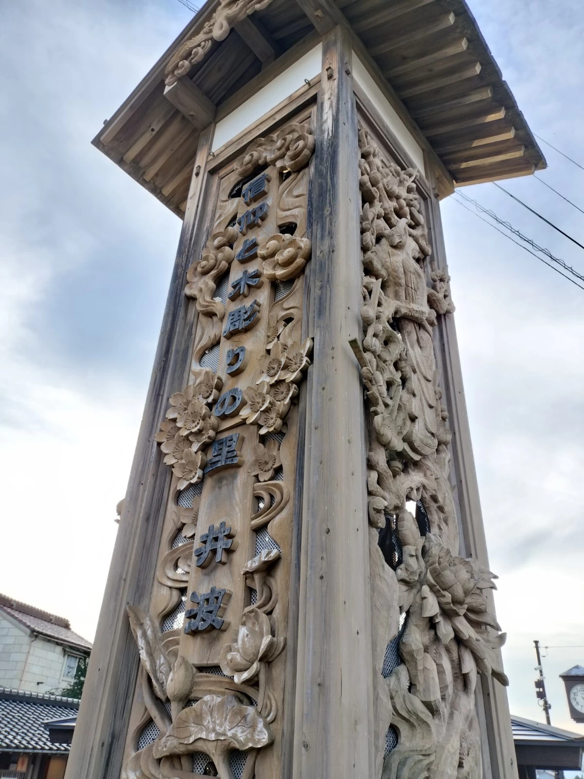 井波彫刻の象徴「花鳥の塔」