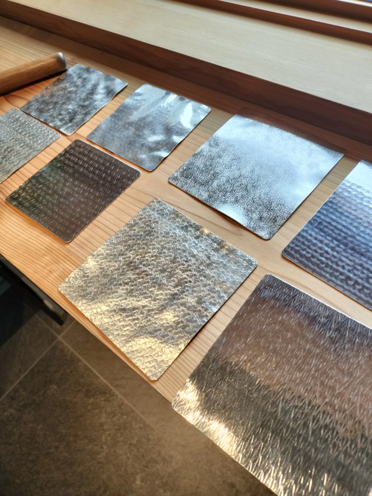 熟練の職人が一打ち一打ち金槌で叩いてできた多彩な模様