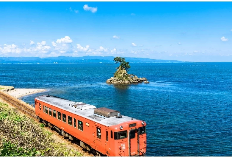 海岸沿いを鉄道が走る