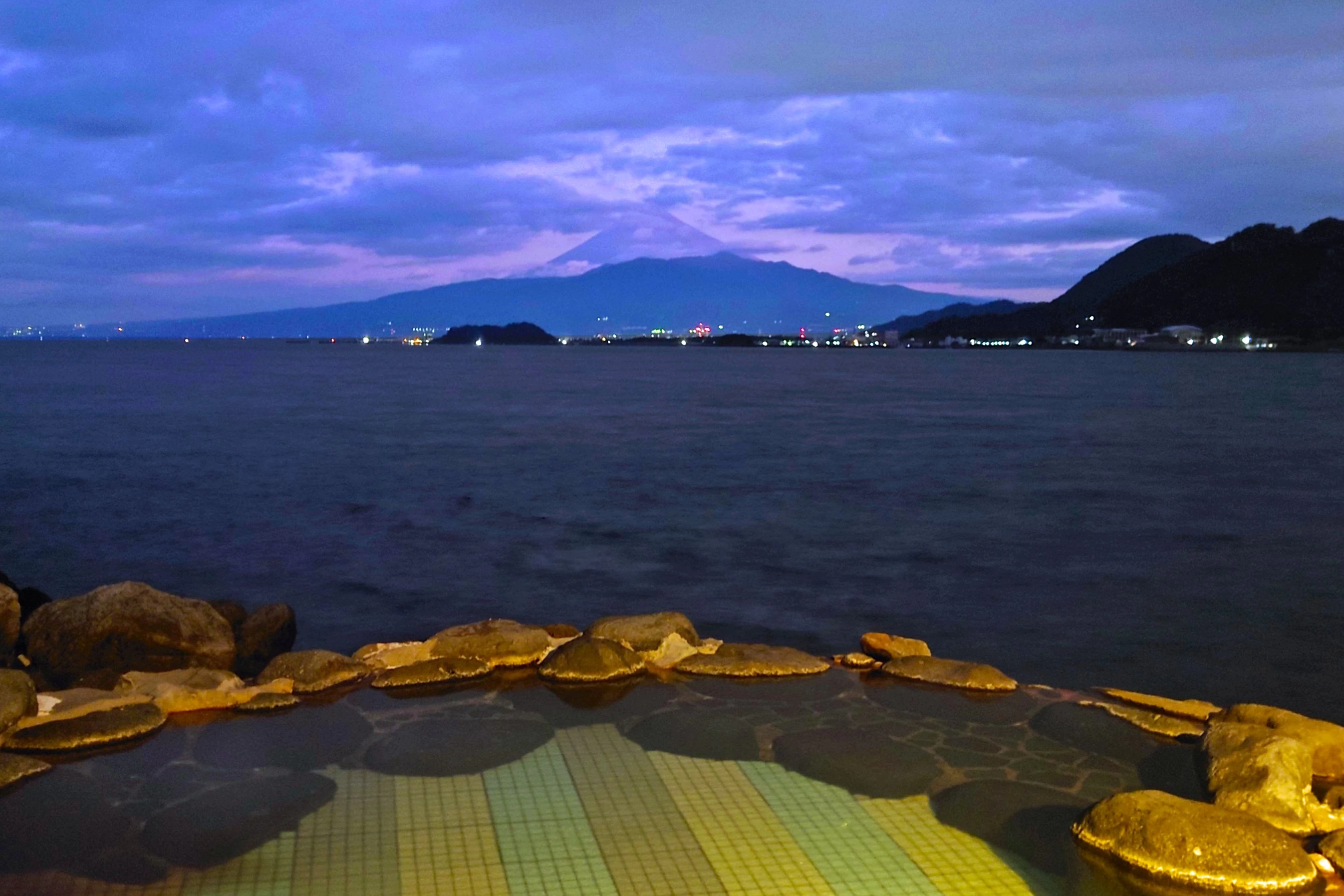 富士山を望む露天風呂（男湯）　現地にて撮影