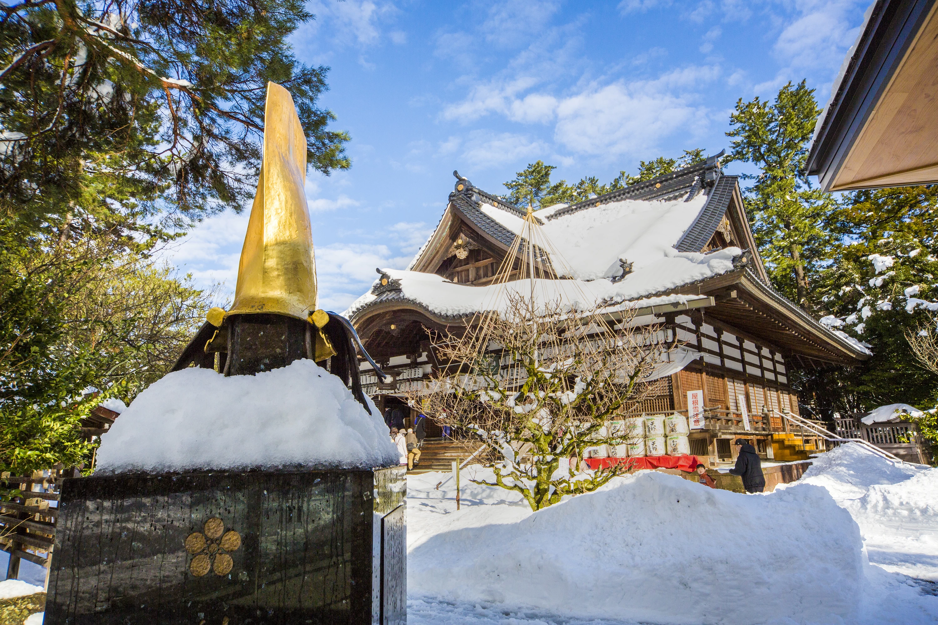 前田利家公の金箔押し兜（像）