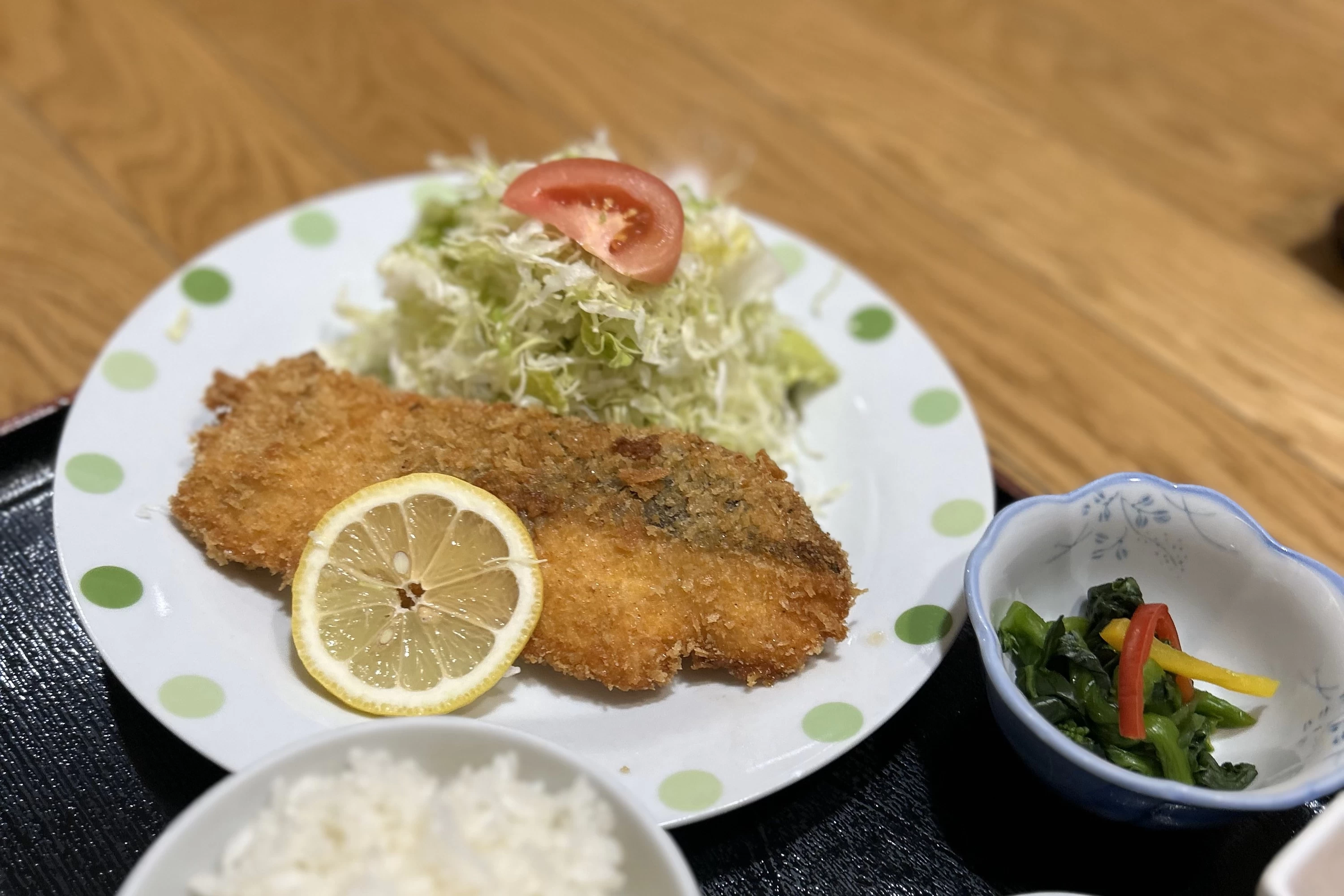 食堂では定食もいただける（現地にて撮影）