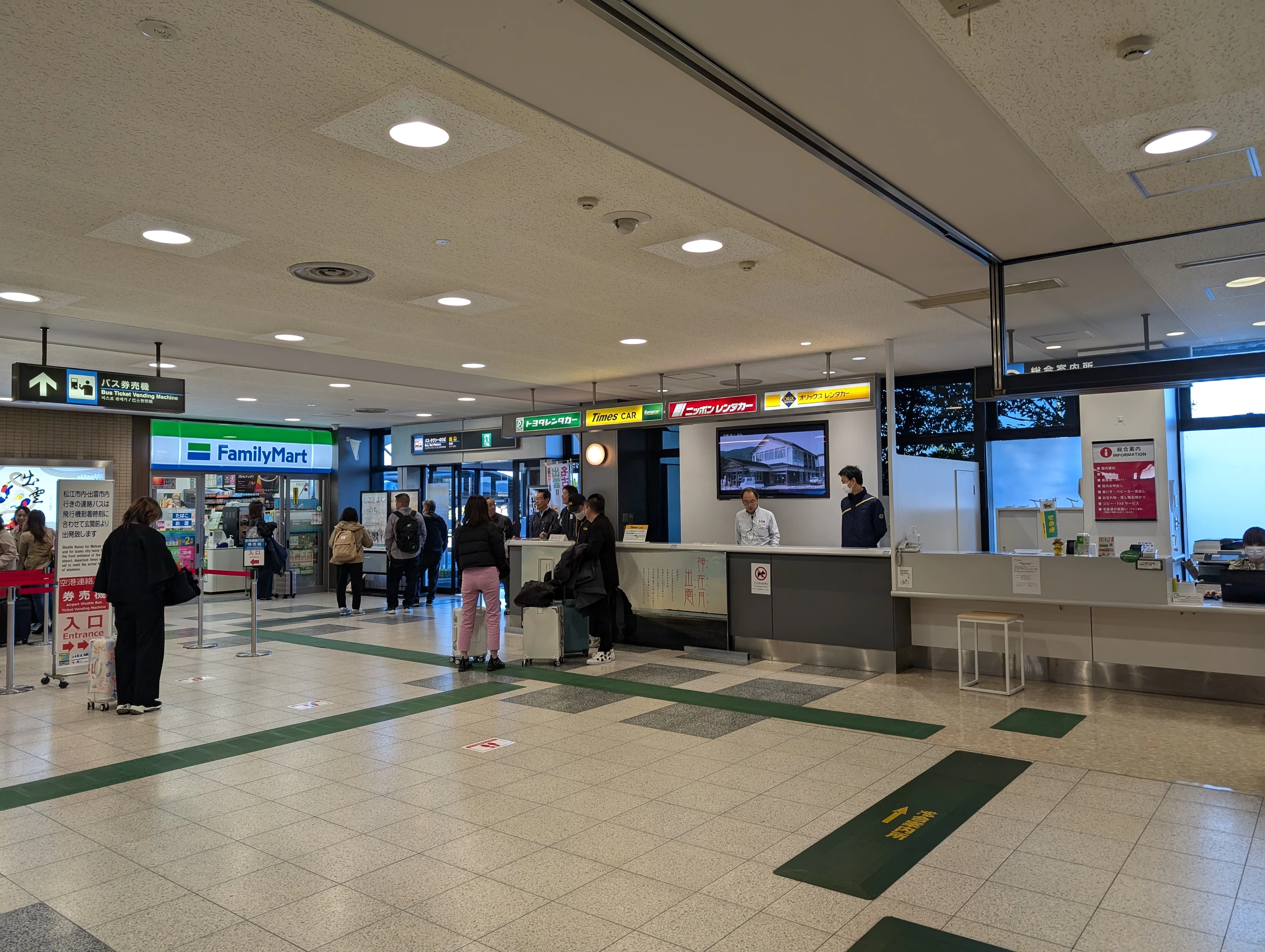 空港のカウンターで受付（現地にて撮影）