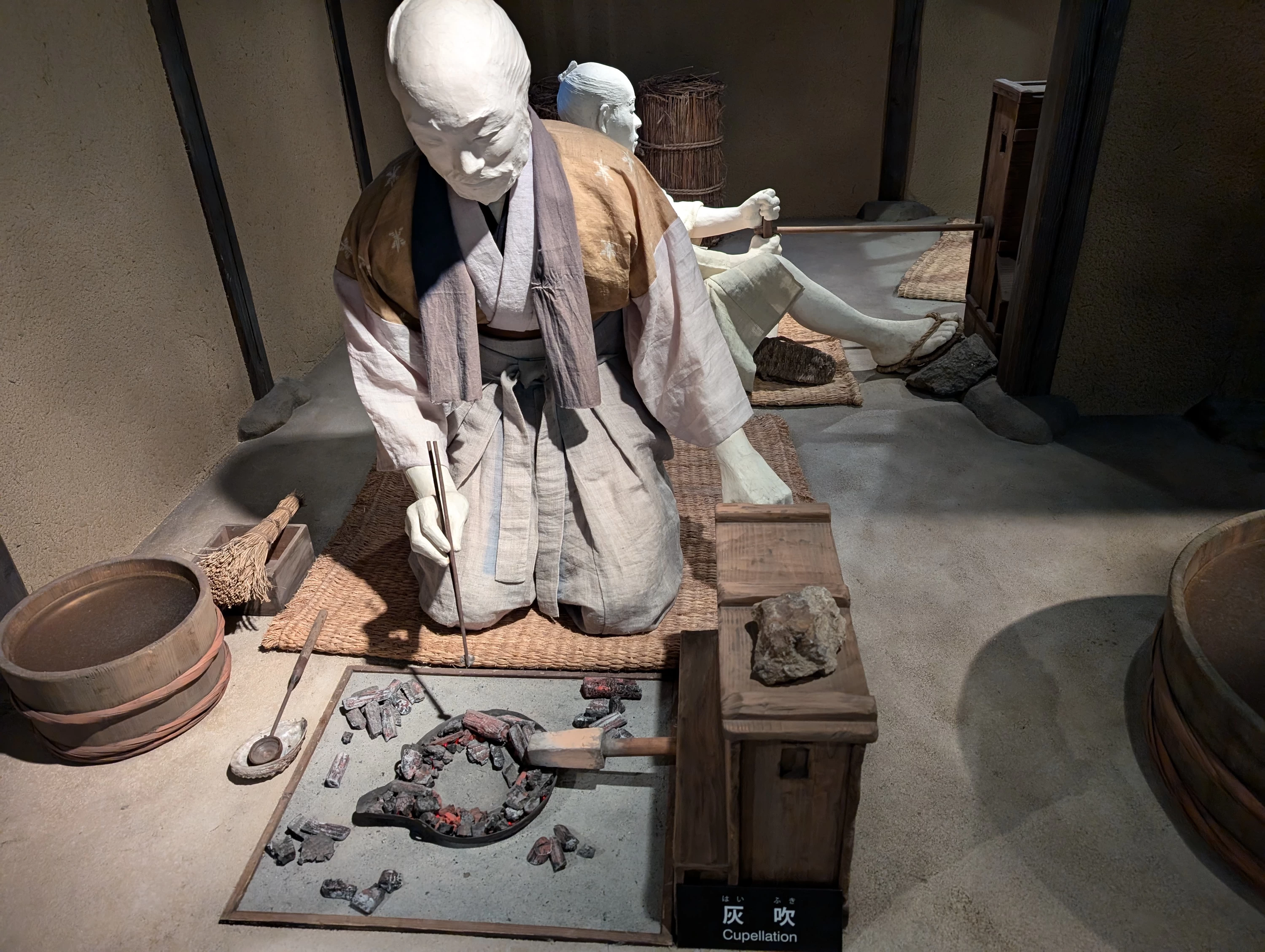 灰吹法（はいふきほう：製錬方法の一種）の再現　（現地にて撮影）