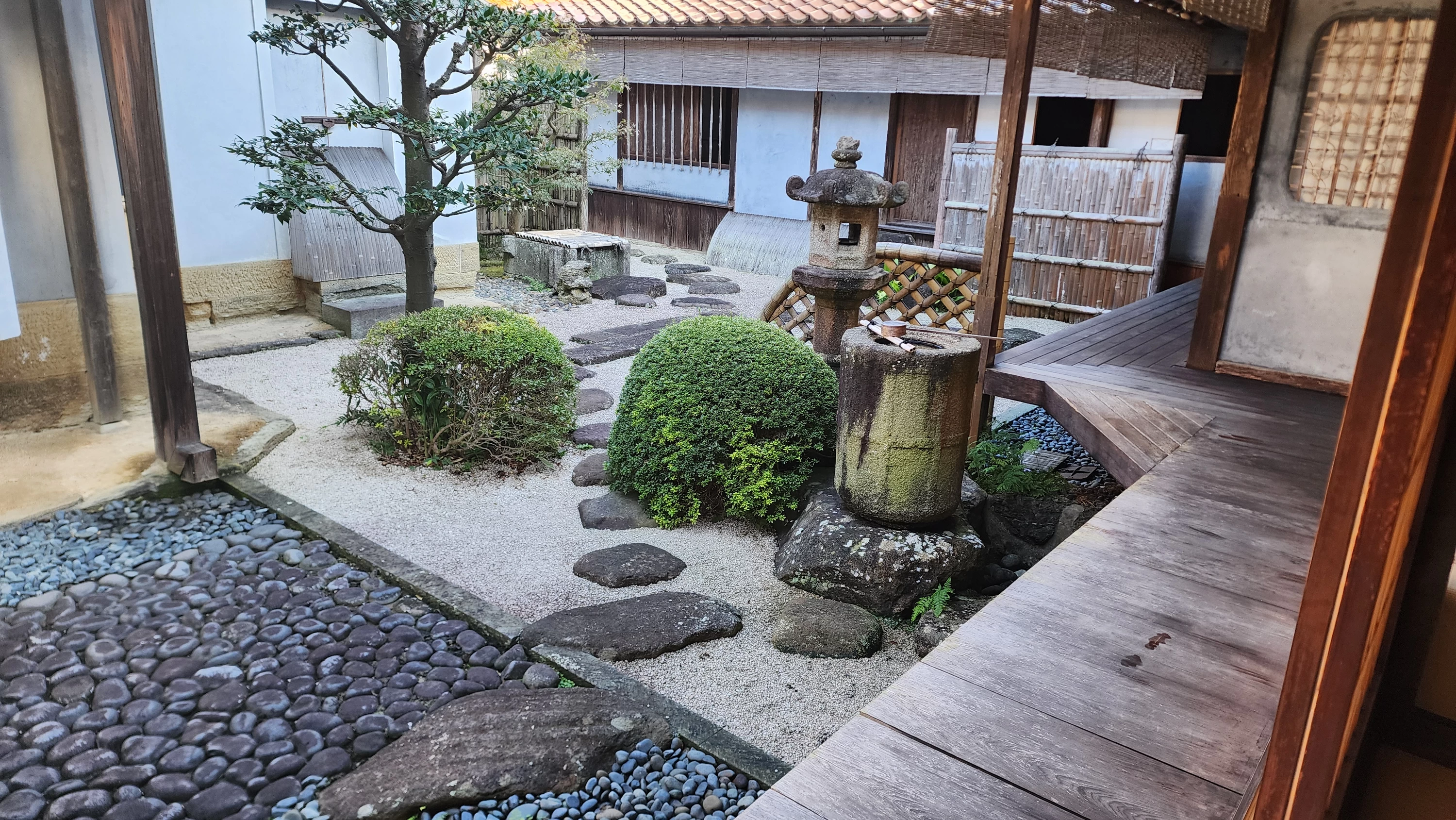 中庭（現地にて撮影）