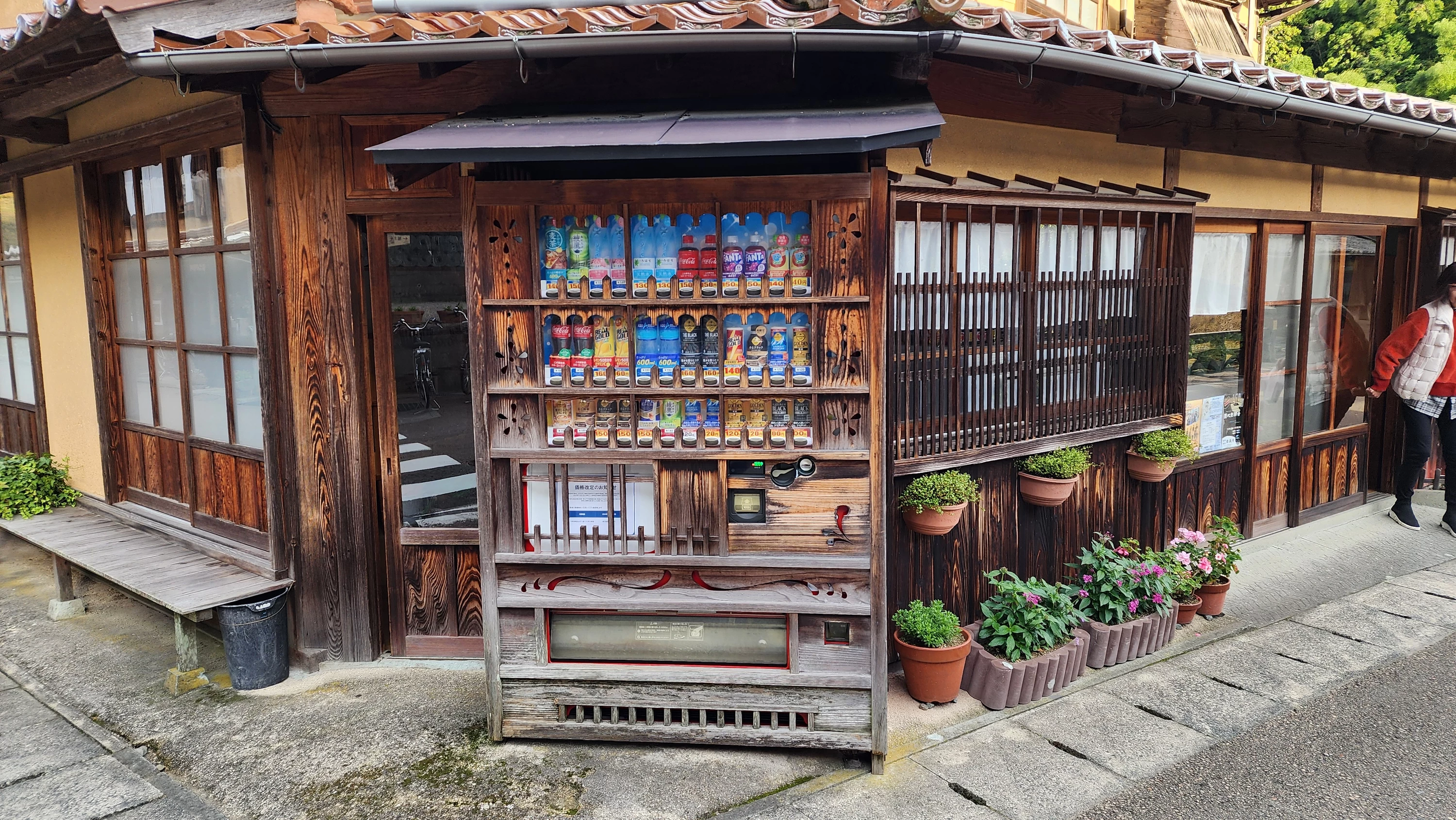 レトロでお洒落な自販機装飾　（現地にて撮影）