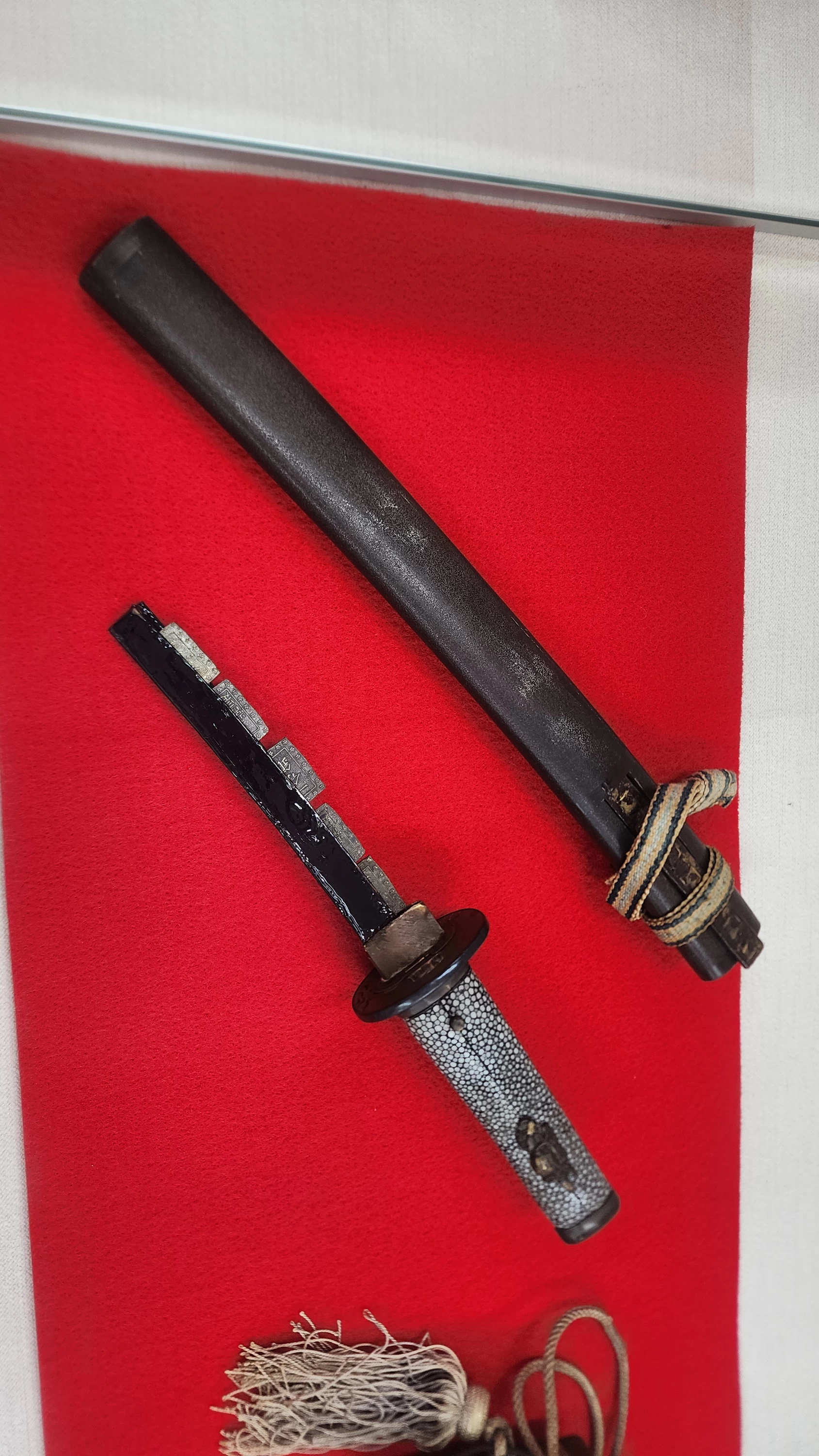 銀を挟んで隠した刀（現地にて撮影）