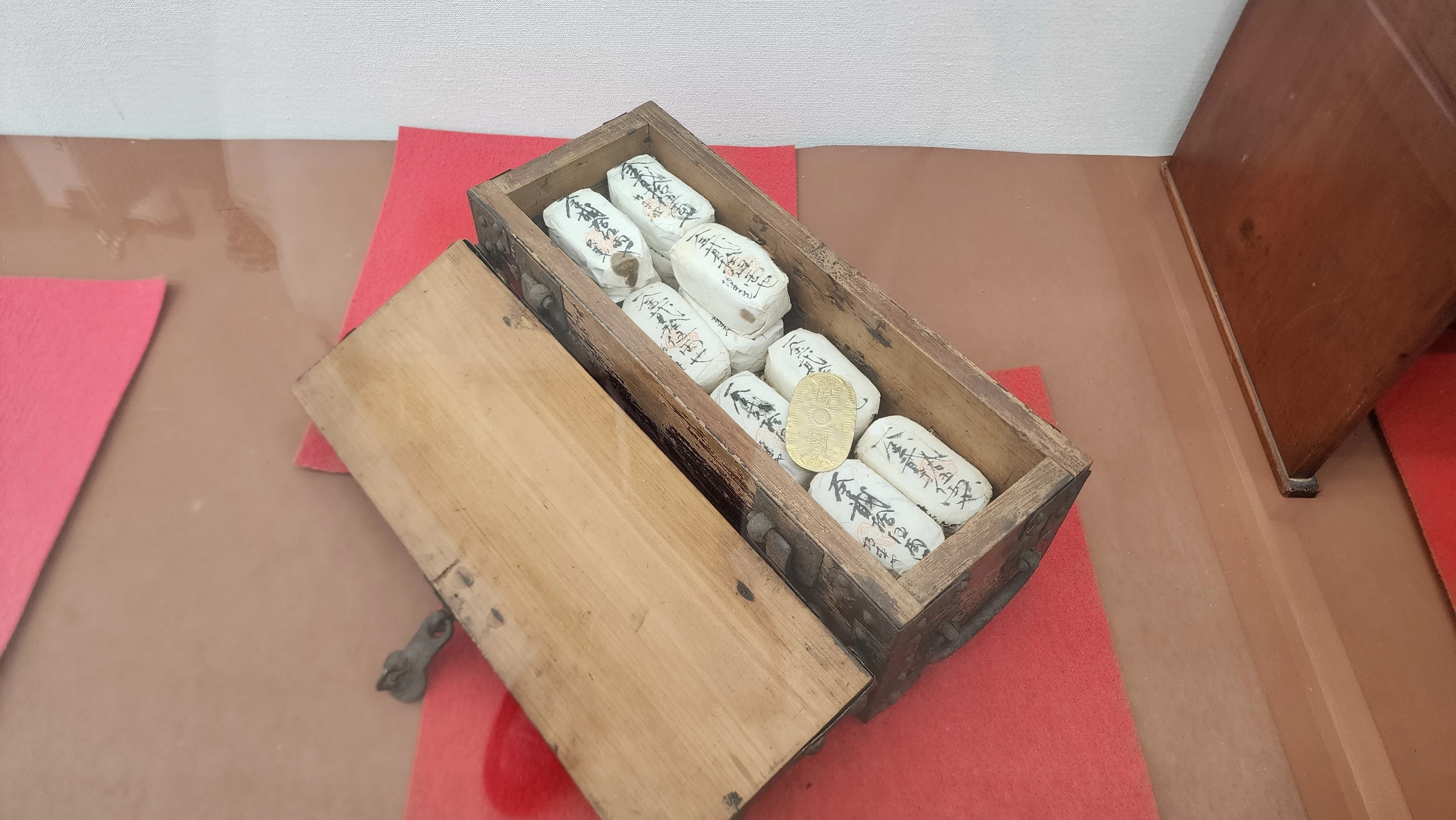 百両箱（現地にて撮影）