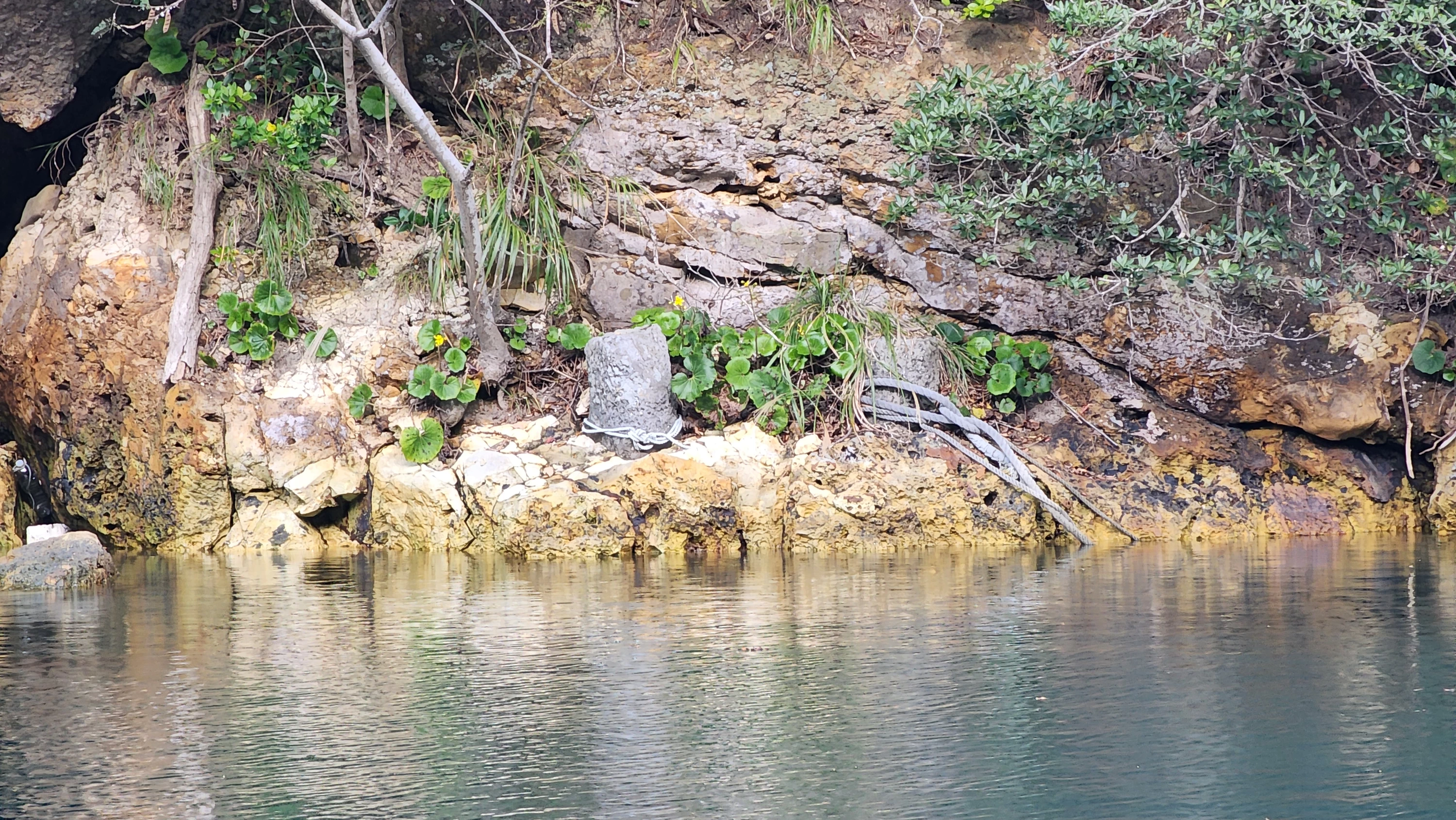 船をつなぎとめた「鼻ぐり岩」（現地にて撮影）