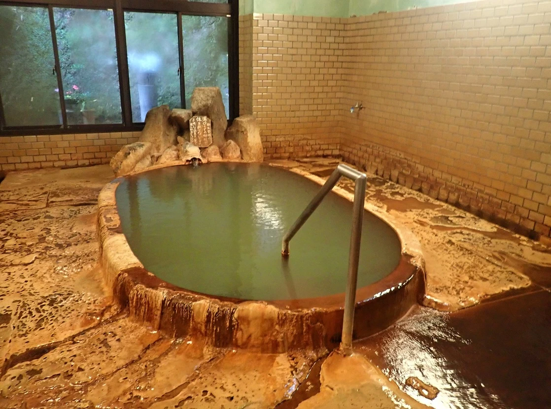 湯船の周りに着いた湯の花