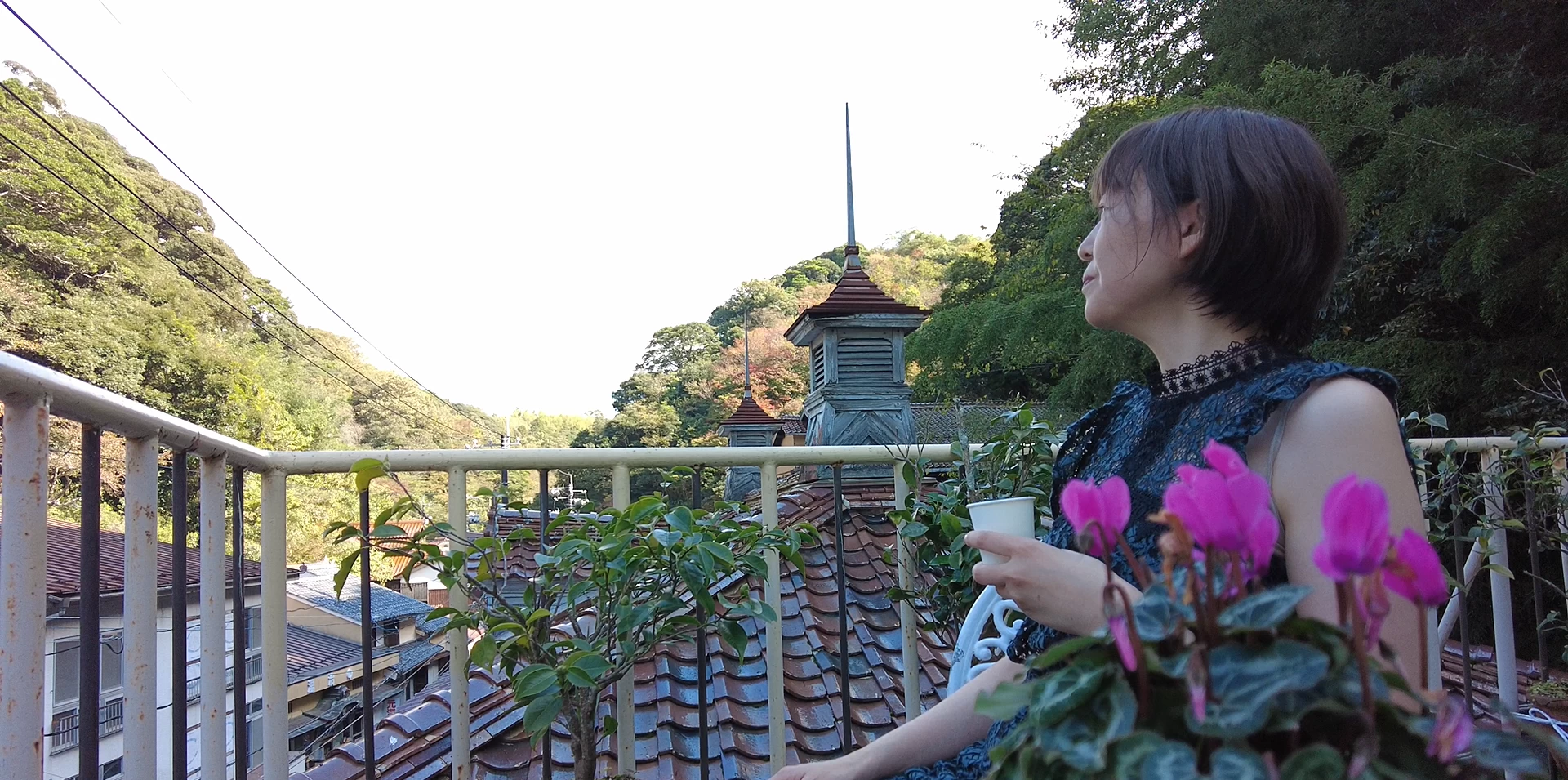 無料のコーヒーをいただきながら「石見銀山新百景」を眺める