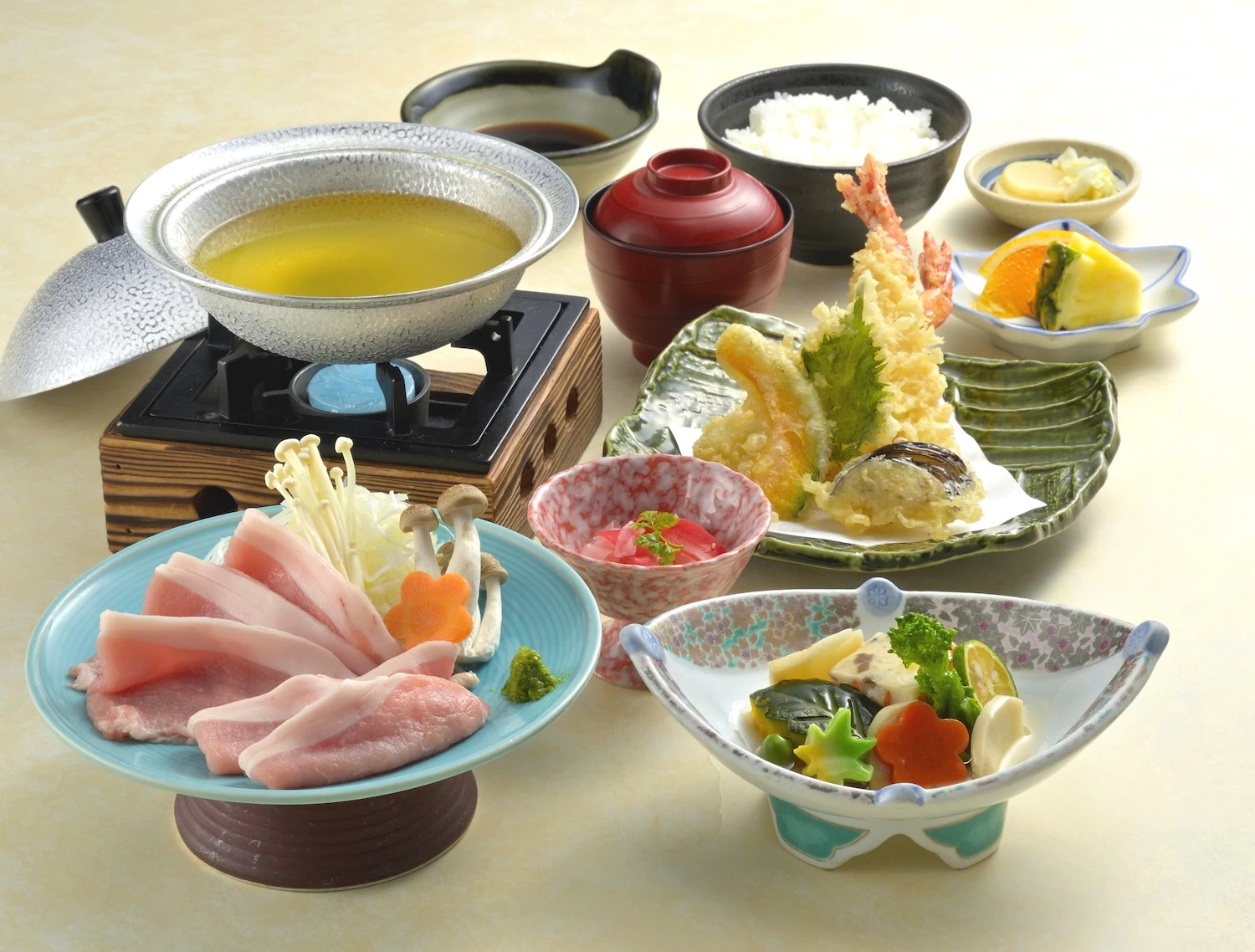 地の食材を使った食事処や土産物ショップも