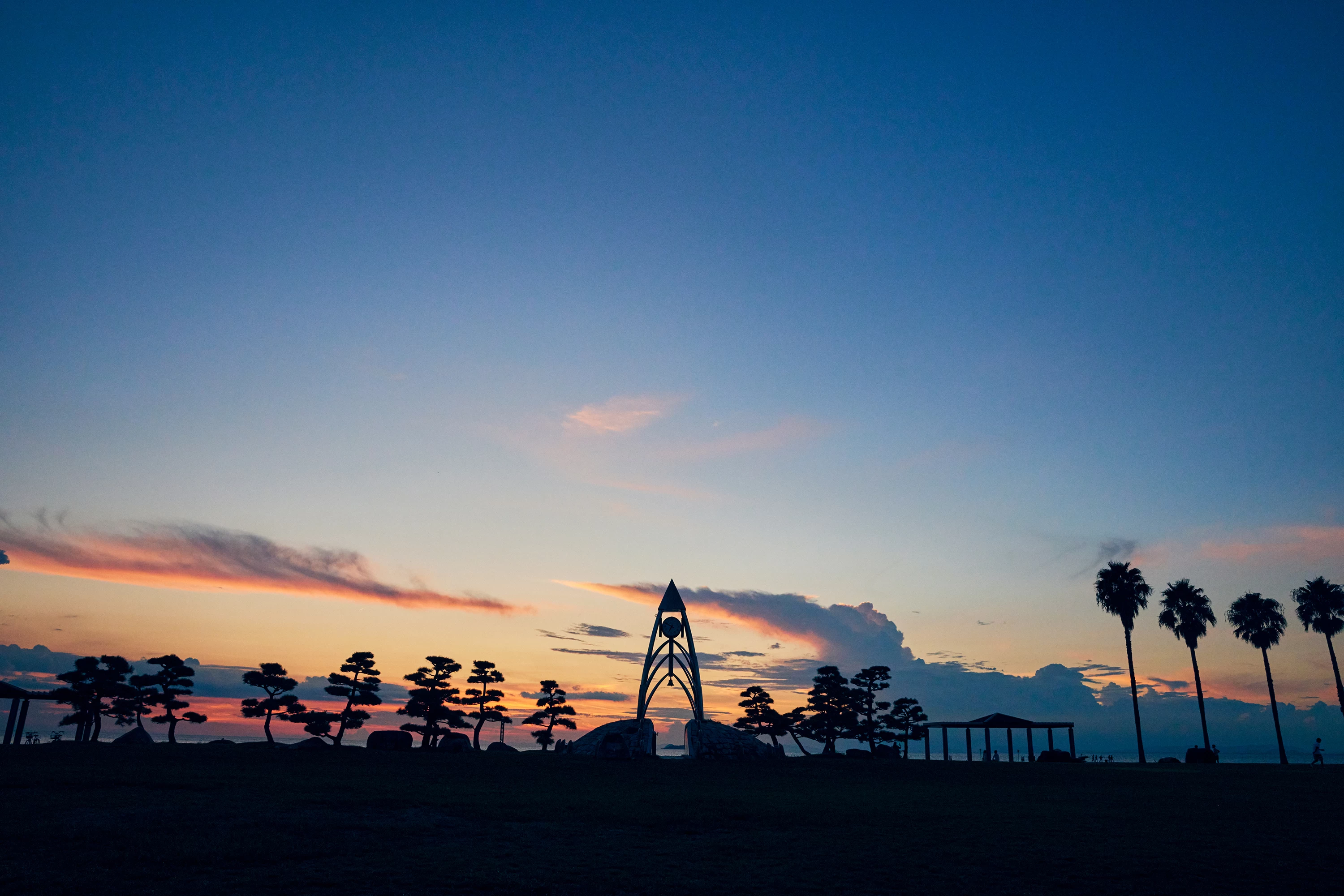 芝生広場にある「一の宮ドリームタワー」の鐘を鳴らすと幸せになるという