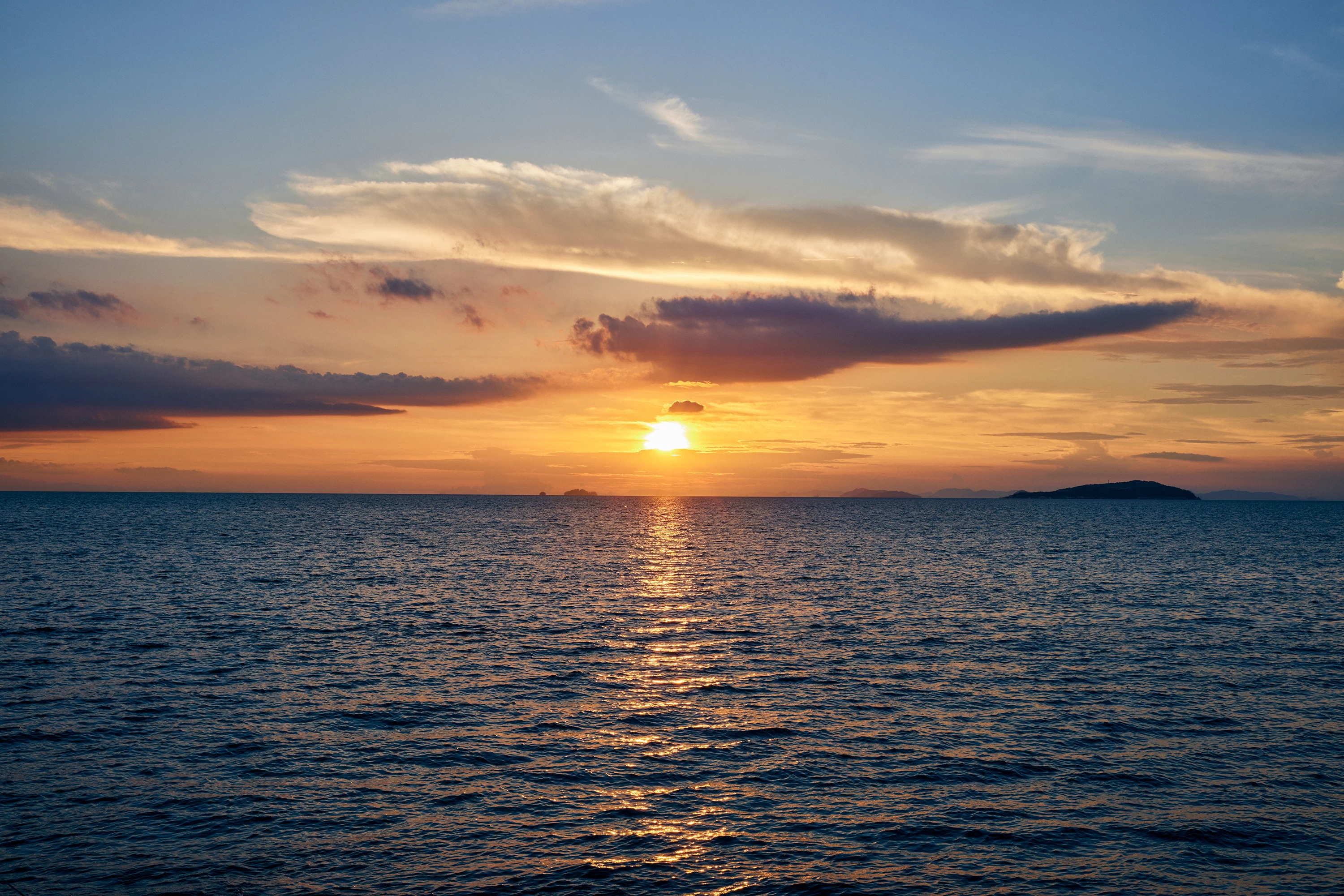 穏やかな瀬戸内海の海に沈む夕日は、息を呑む美しさ