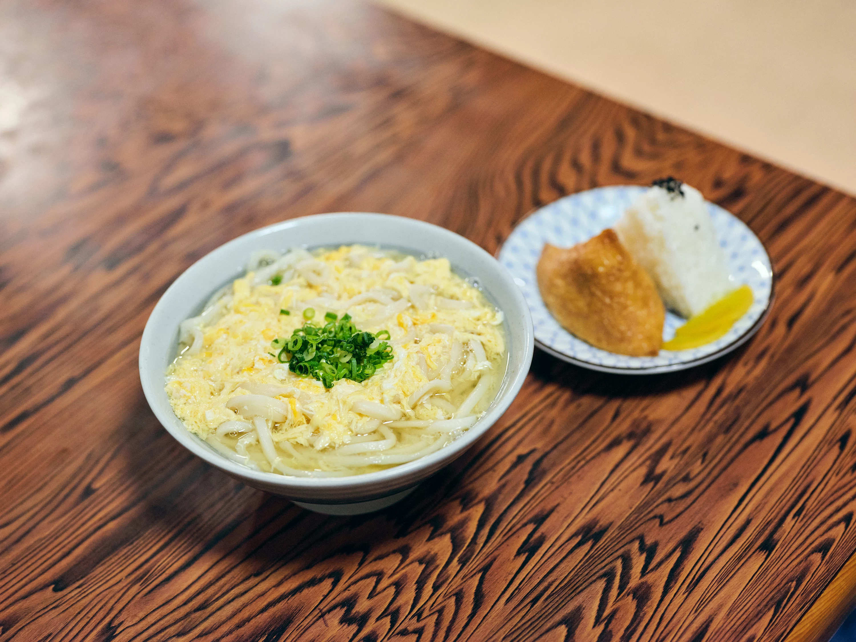 「卵とじうどん（小）」400円、「おにぎり・きつね寿司」1皿180円