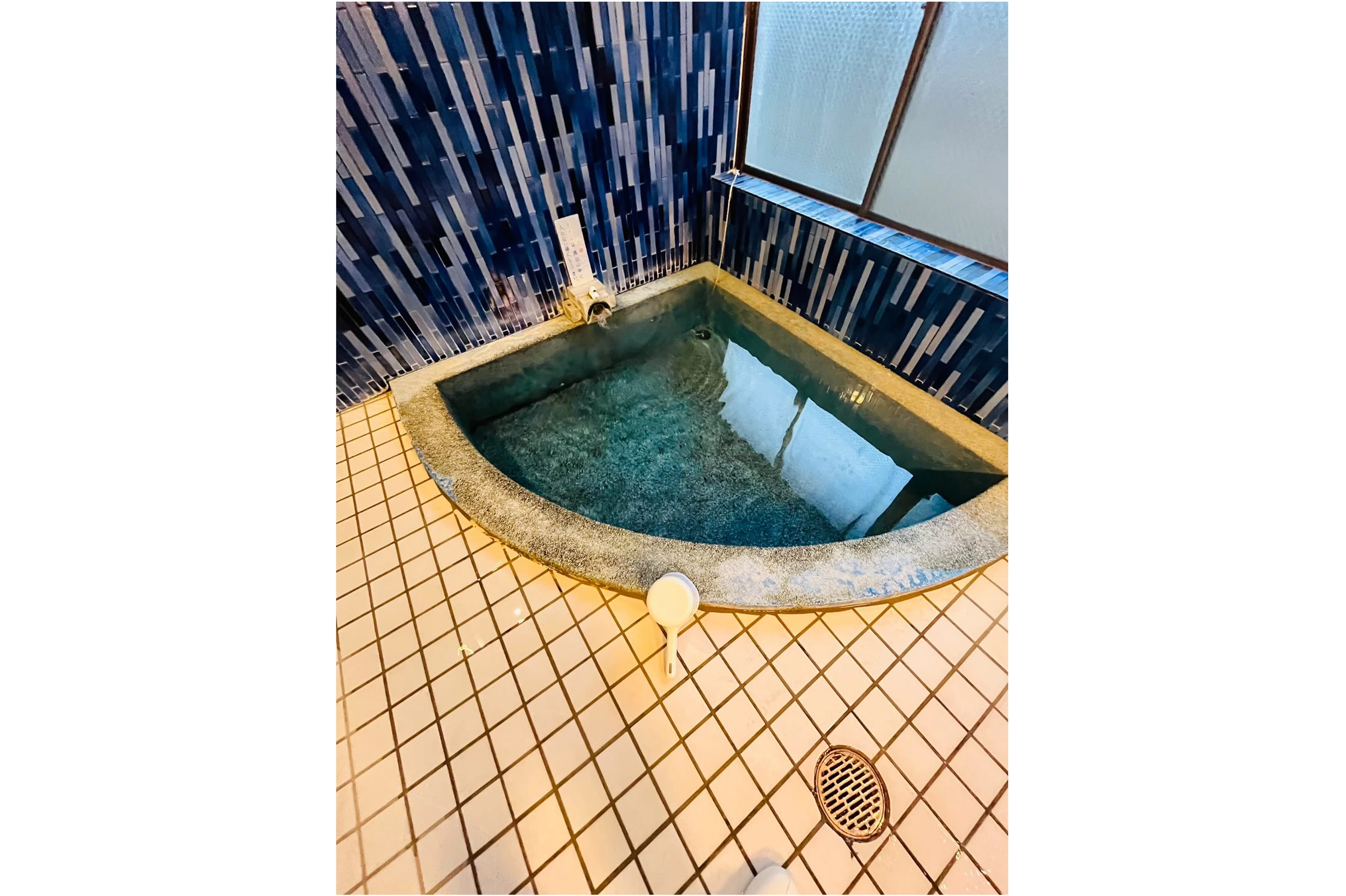 源泉が湯船からあふれる男湯（画像提供：錦星湯）