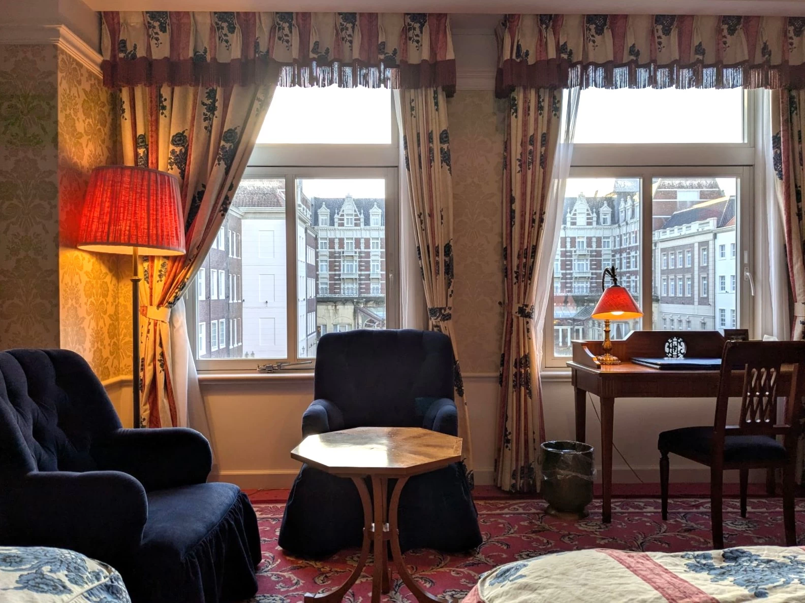 窓から内海が見える部屋（現地にて撮影）