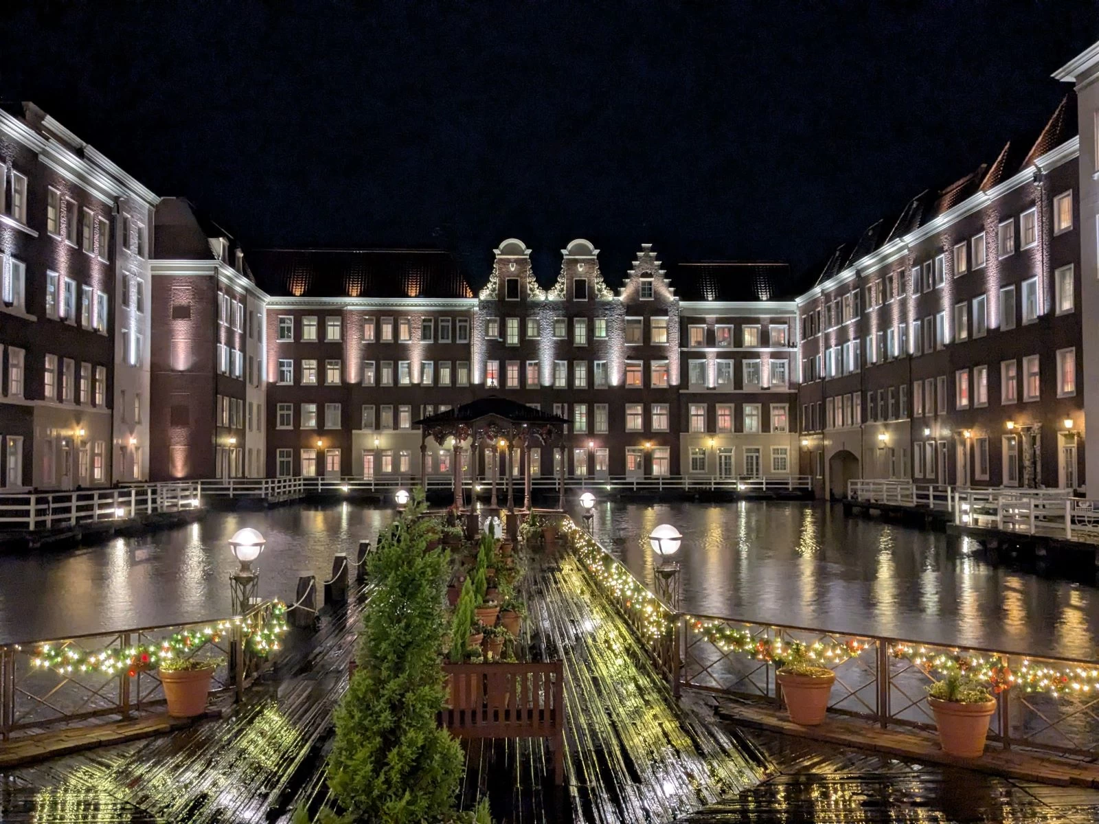 夜のホテル内海（現地にて撮影）