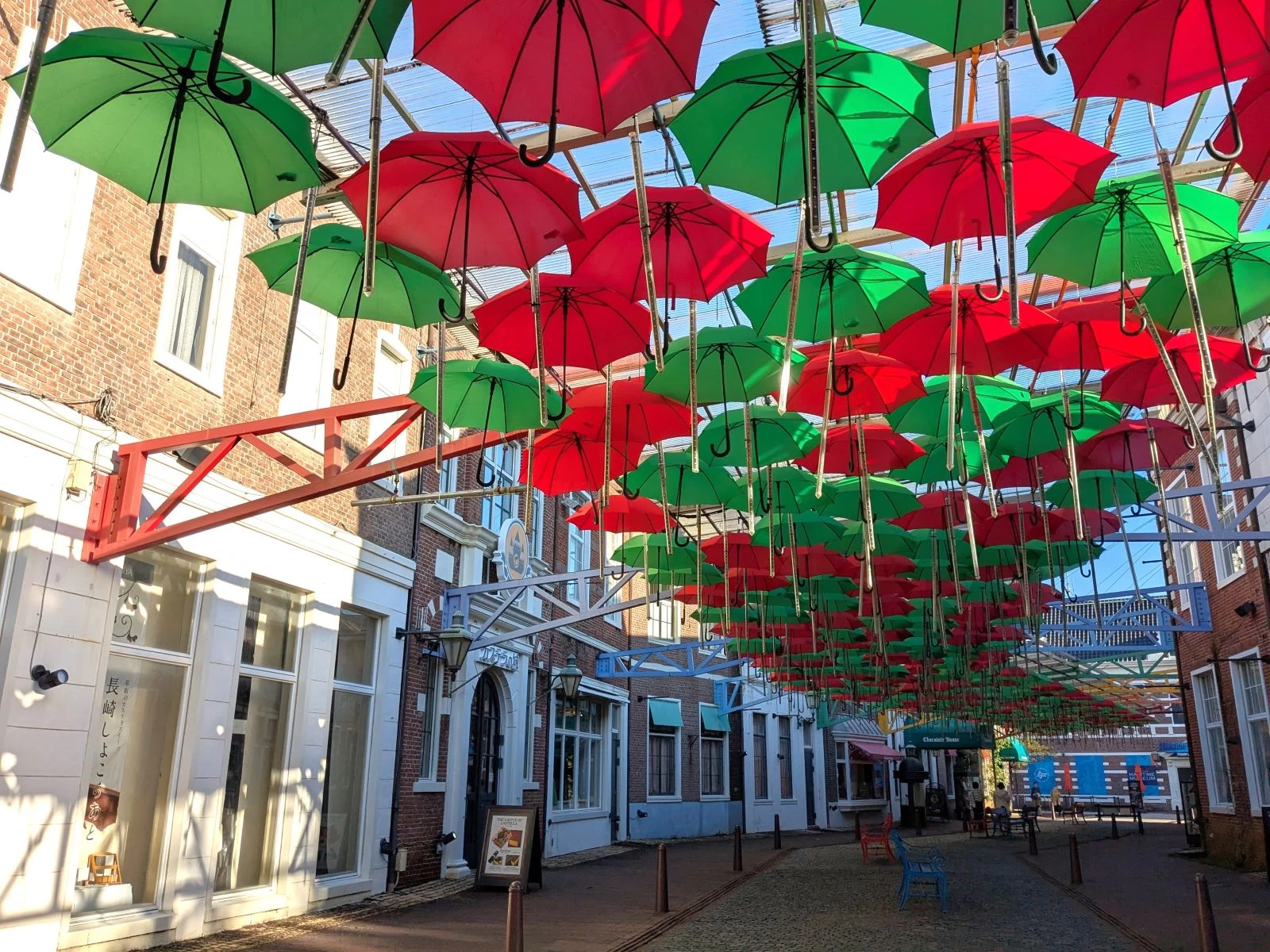 クリスマスカラーのアンブレラストリート（現地にて撮影）