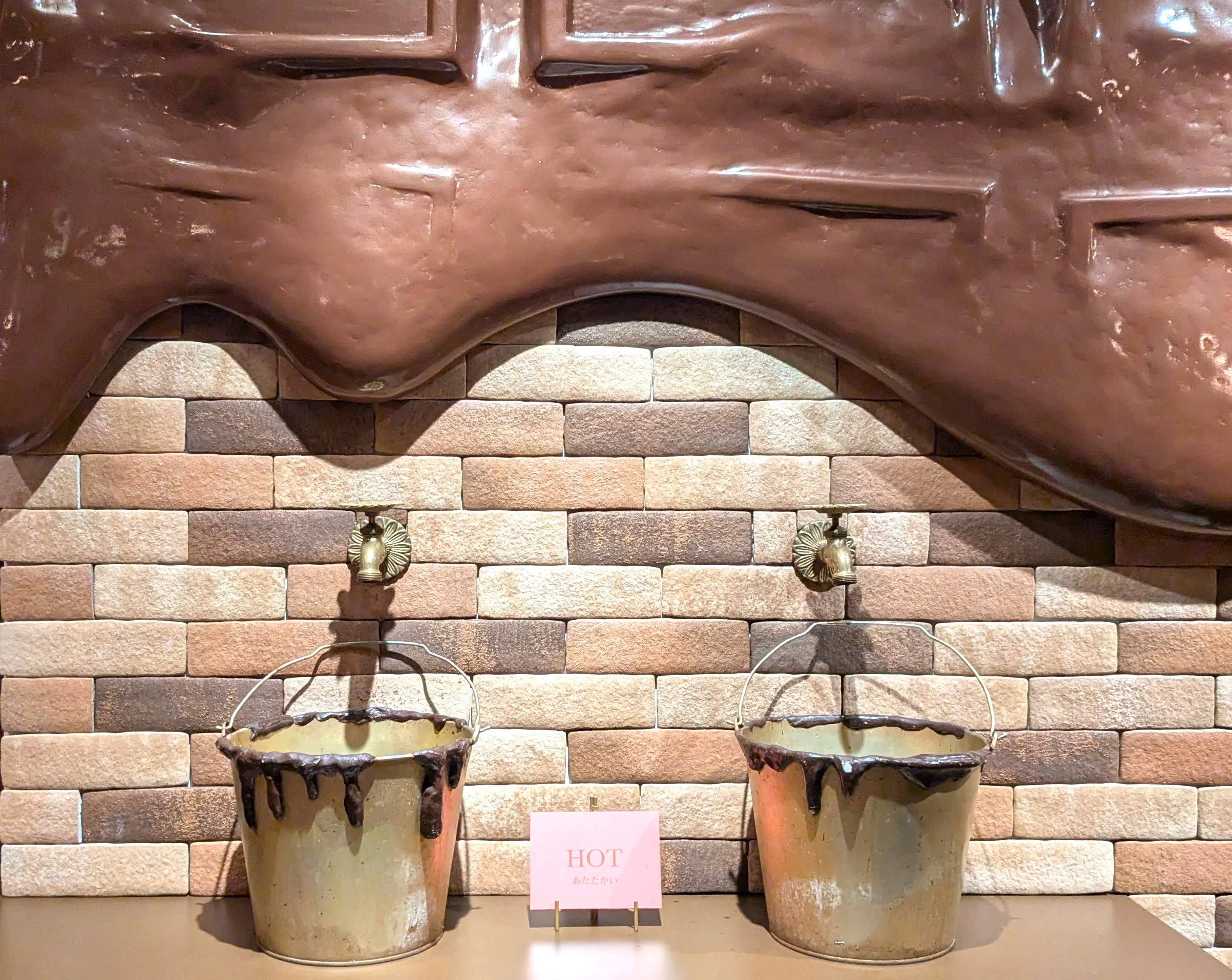 チョコレートドリンクの蛇口（現地にて撮影）