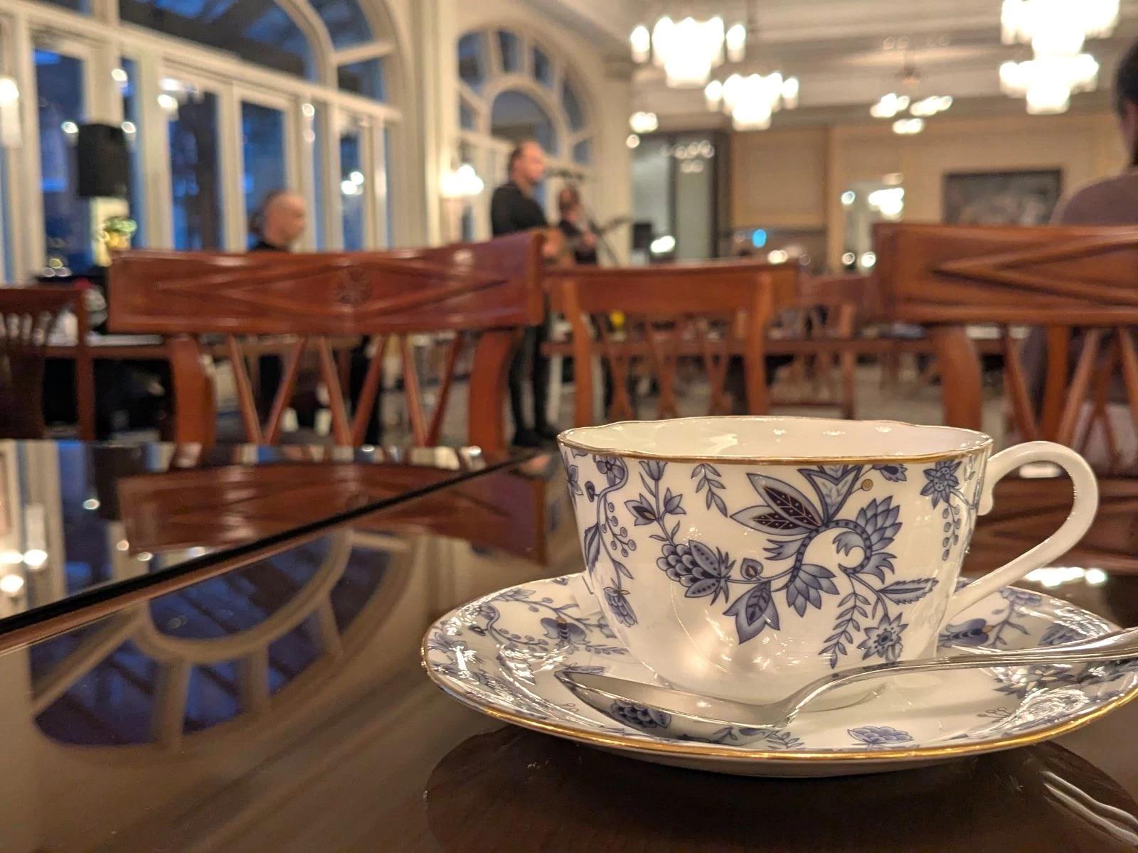 コーヒーを飲みながら（現地にて撮影）