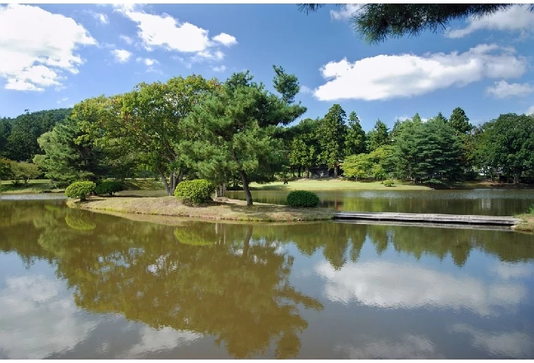舞鶴が池を中心にした浄土庭園が広がる